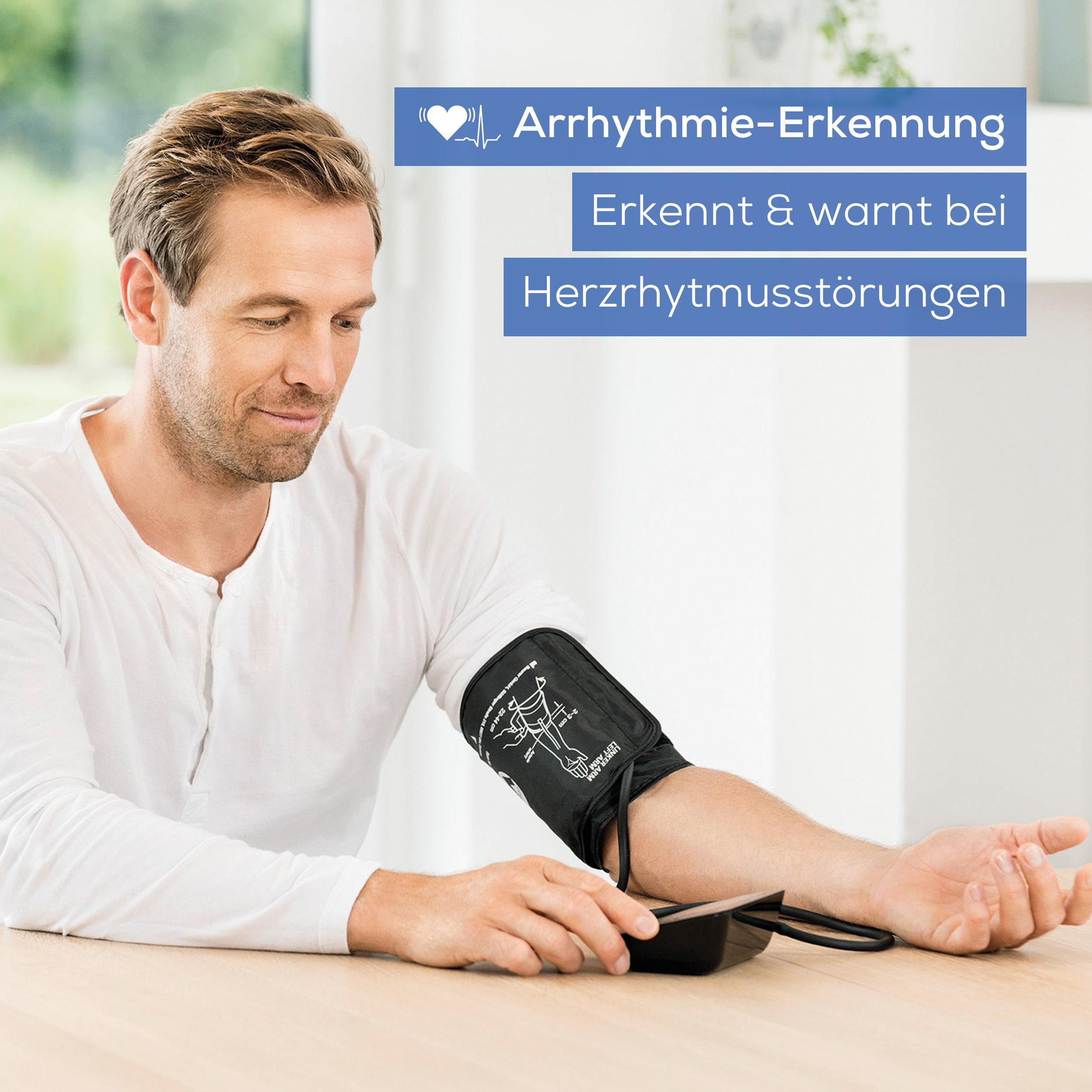 Mann misst Blutdruck mit Gerät, das Arrhythmie erkennt. Hintergrund unscharf.
