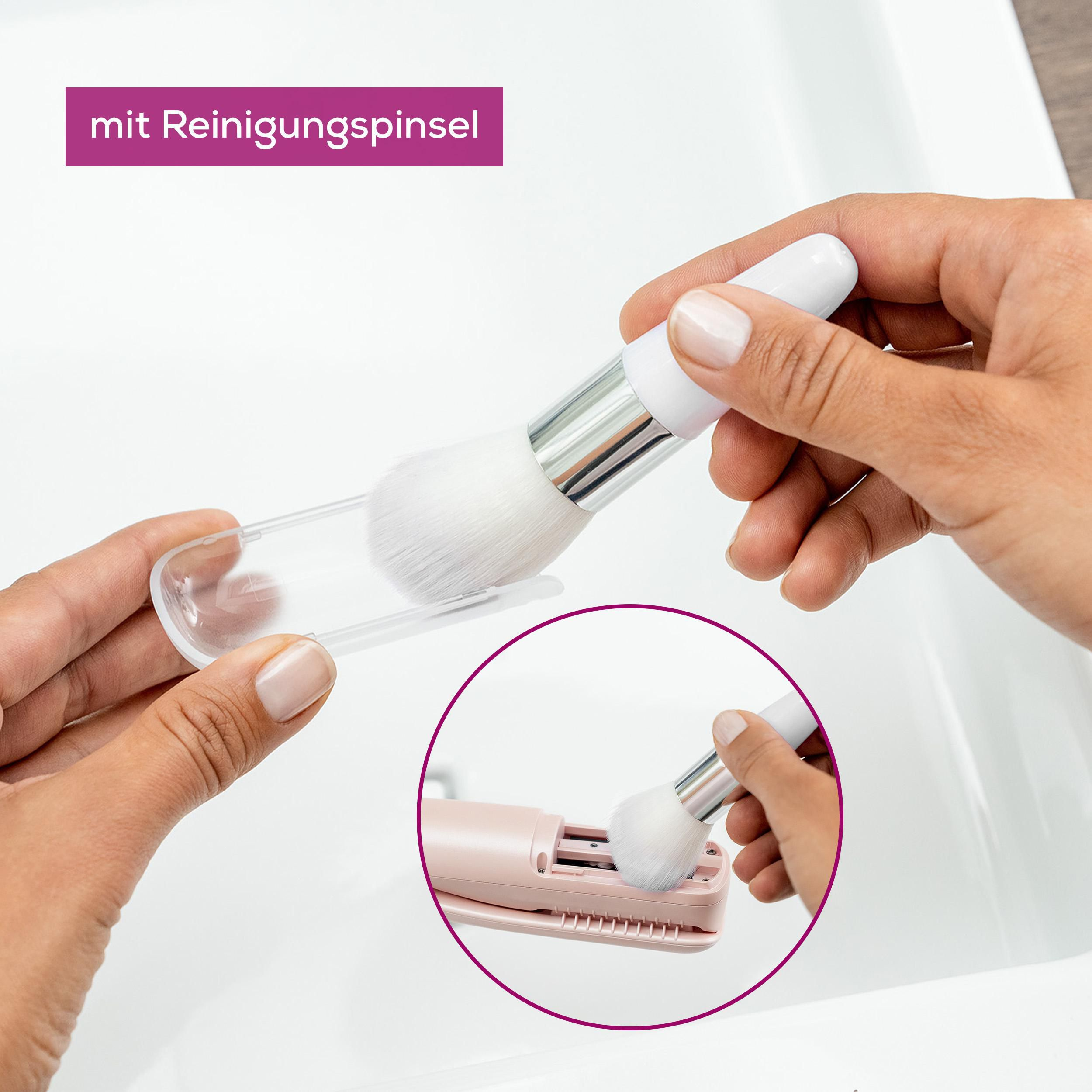 Eine Hand hält einen weißen Pinsel über einem durchsichtigen Gehäuse.