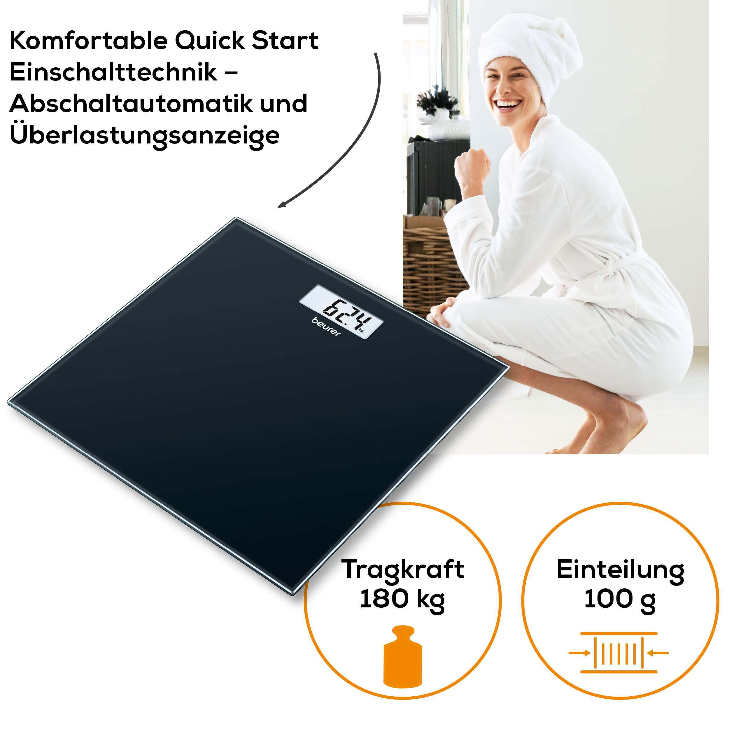 Eine schwarze Glaswaage zeigt 62,4 kg an. Eine Frau in einem weißen Bademantel lächelt.