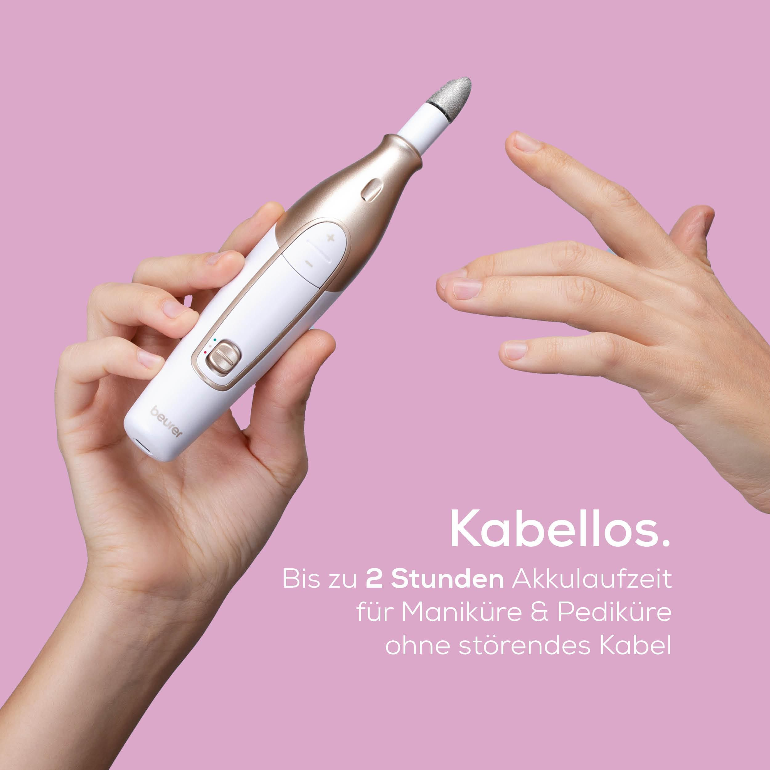 Eine Hand hält ein weißes und goldenes Nagelpflegegerät vor einem rosafarbenen Hintergrund.