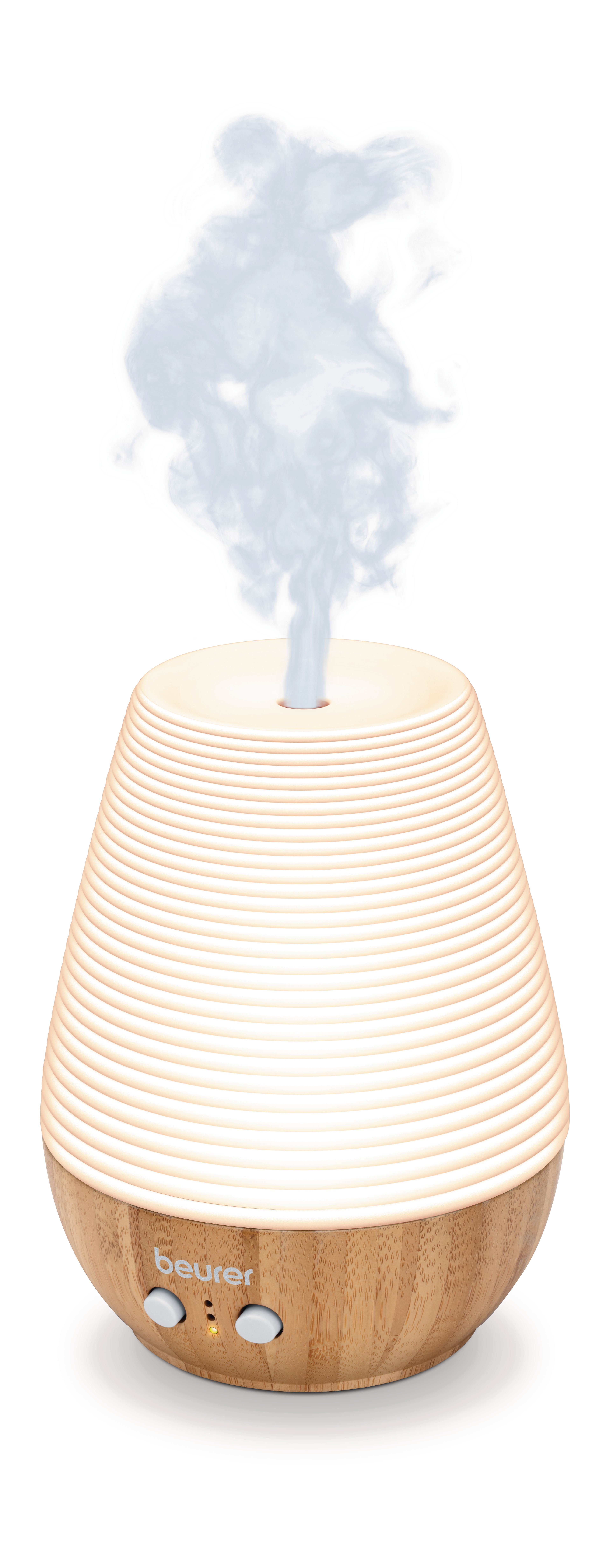 Ein weißer Diffusor mit Bambusbasis gibt Dampf ab.