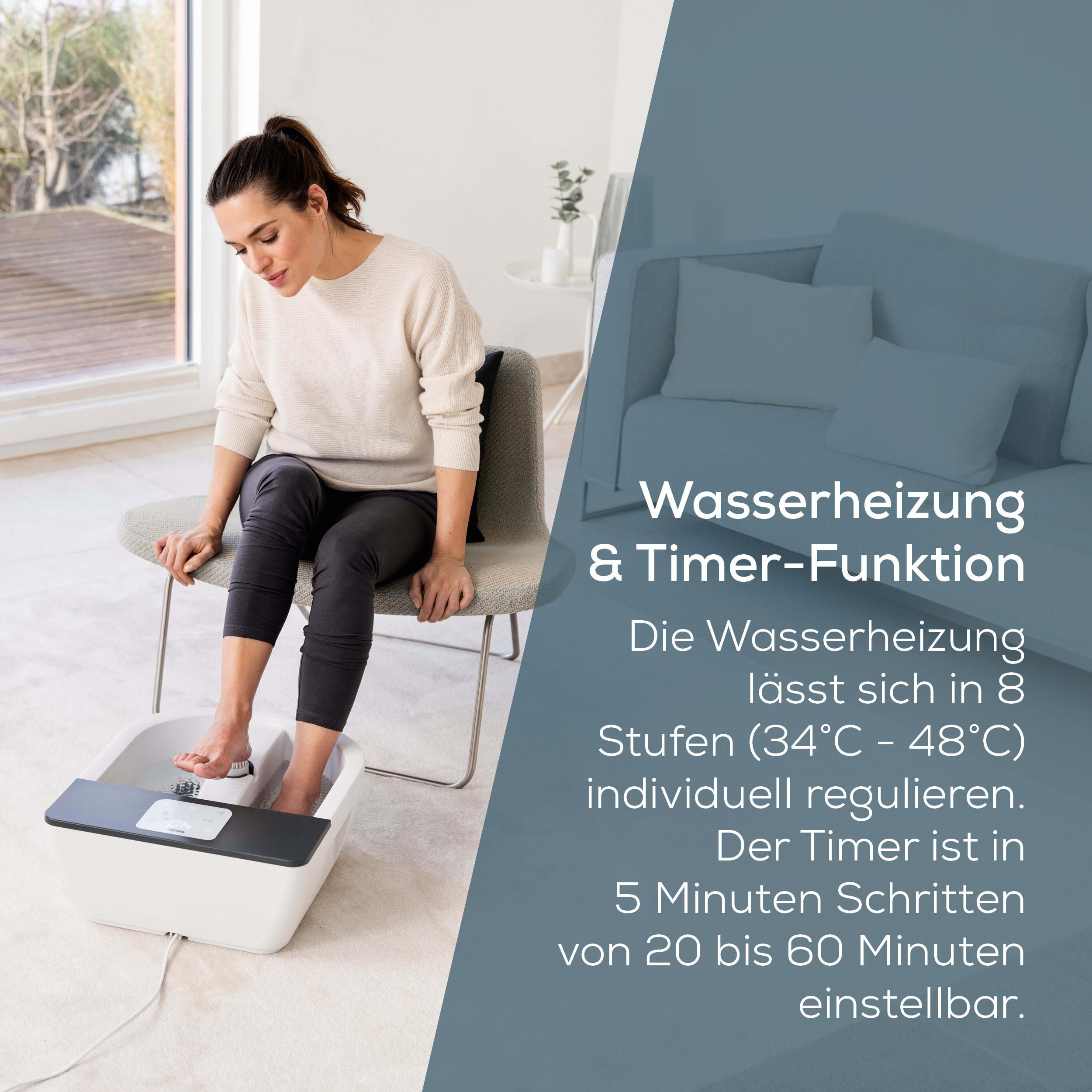 Frau sitzt und badet ihre Füße in einem Fußbad-Gerät.