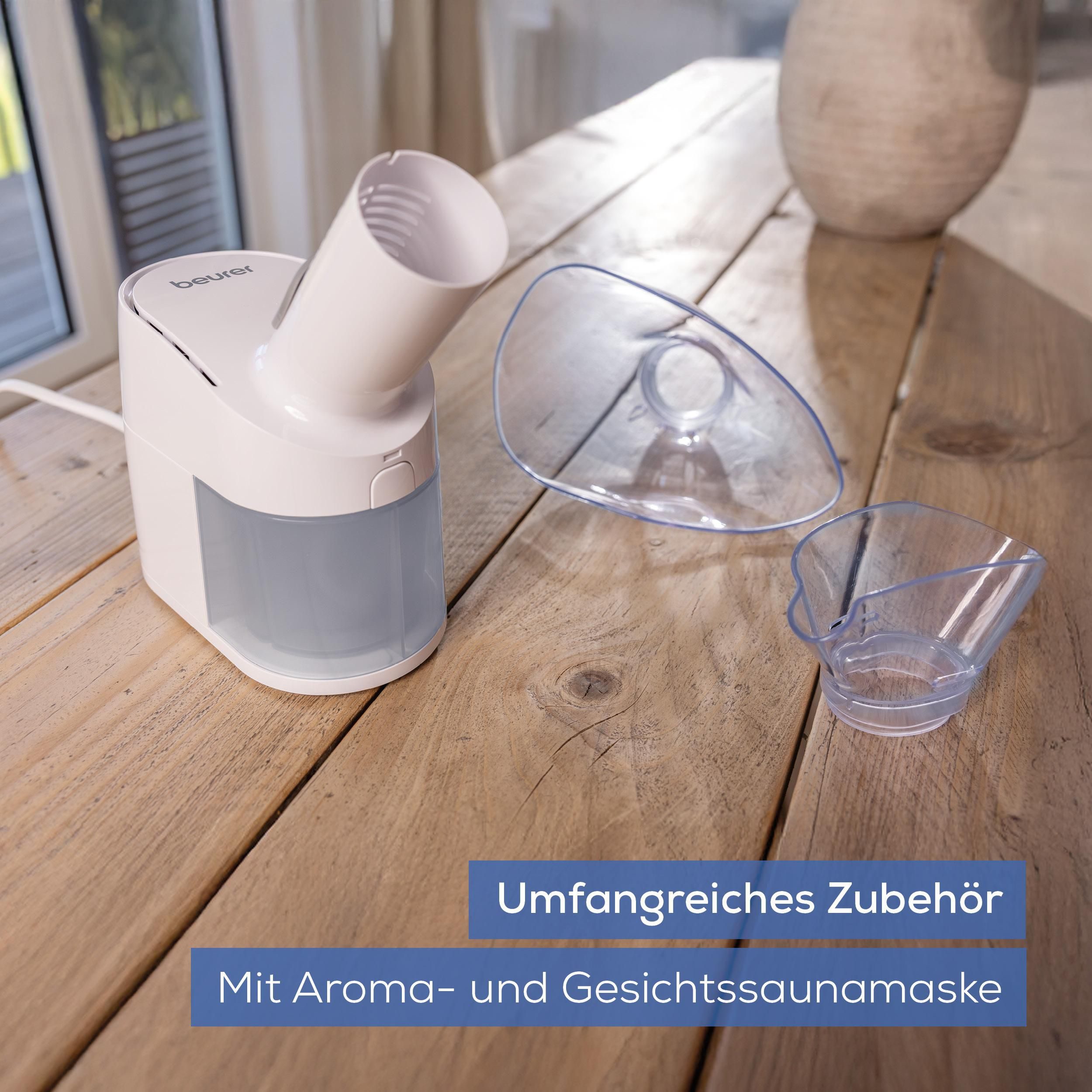 Ein weißer Inhalator mit Zubehör auf einem Holztisch.