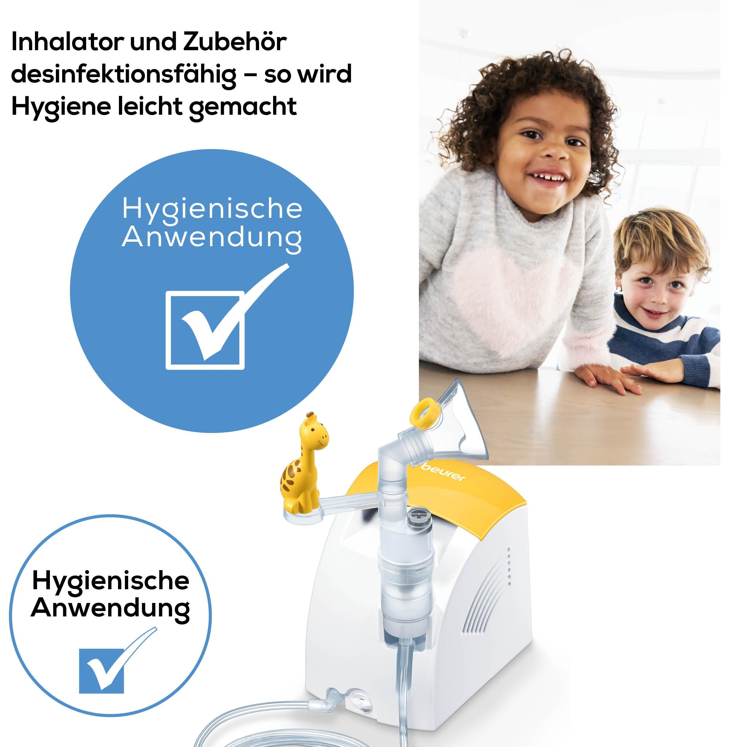 Ein weiß-gelber Inhalator mit Giraffen-Aufsatz neben zwei lächelnden Kindern.