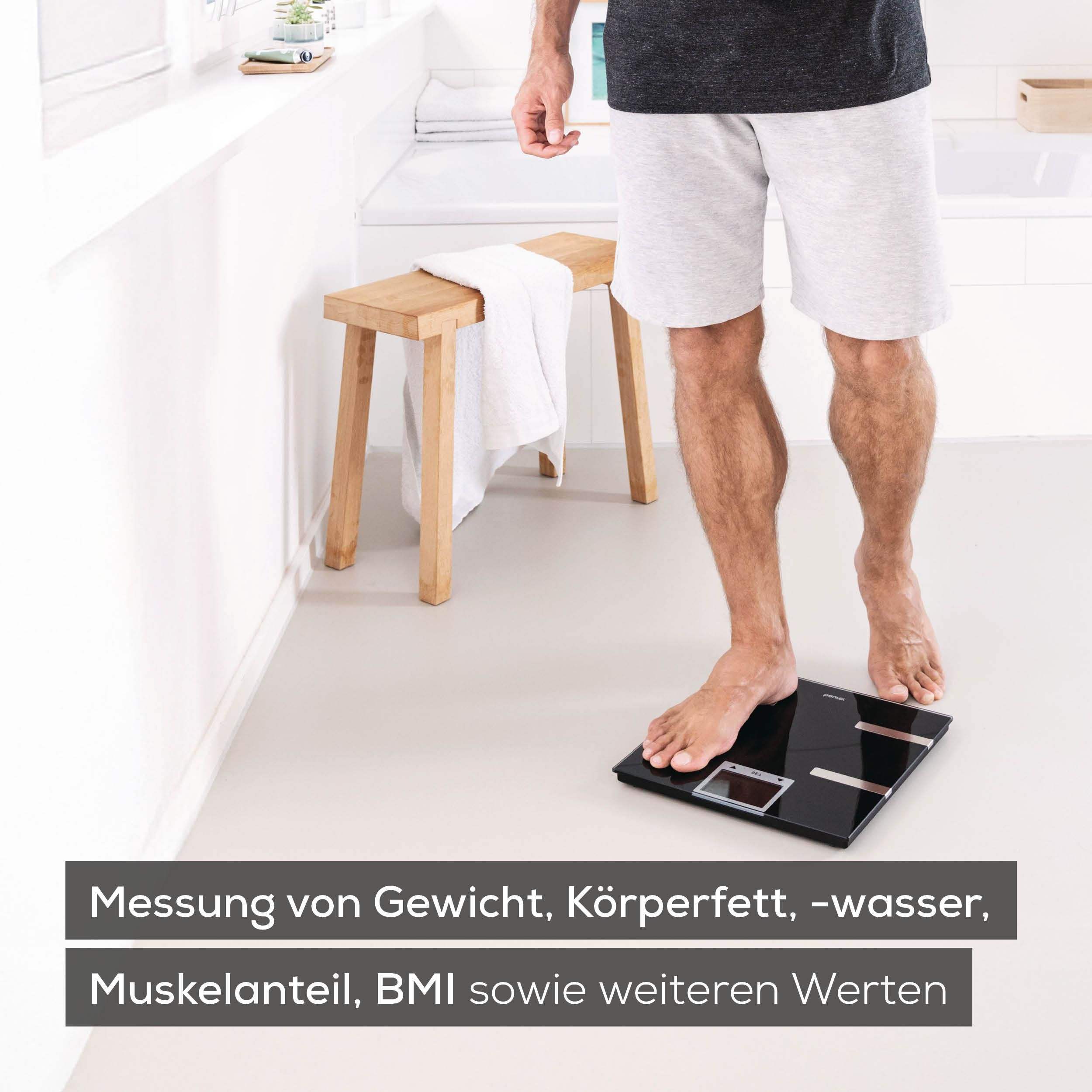 Mann steht auf digitaler Waage im Bad. Gemessen werden Gewicht und BMI.