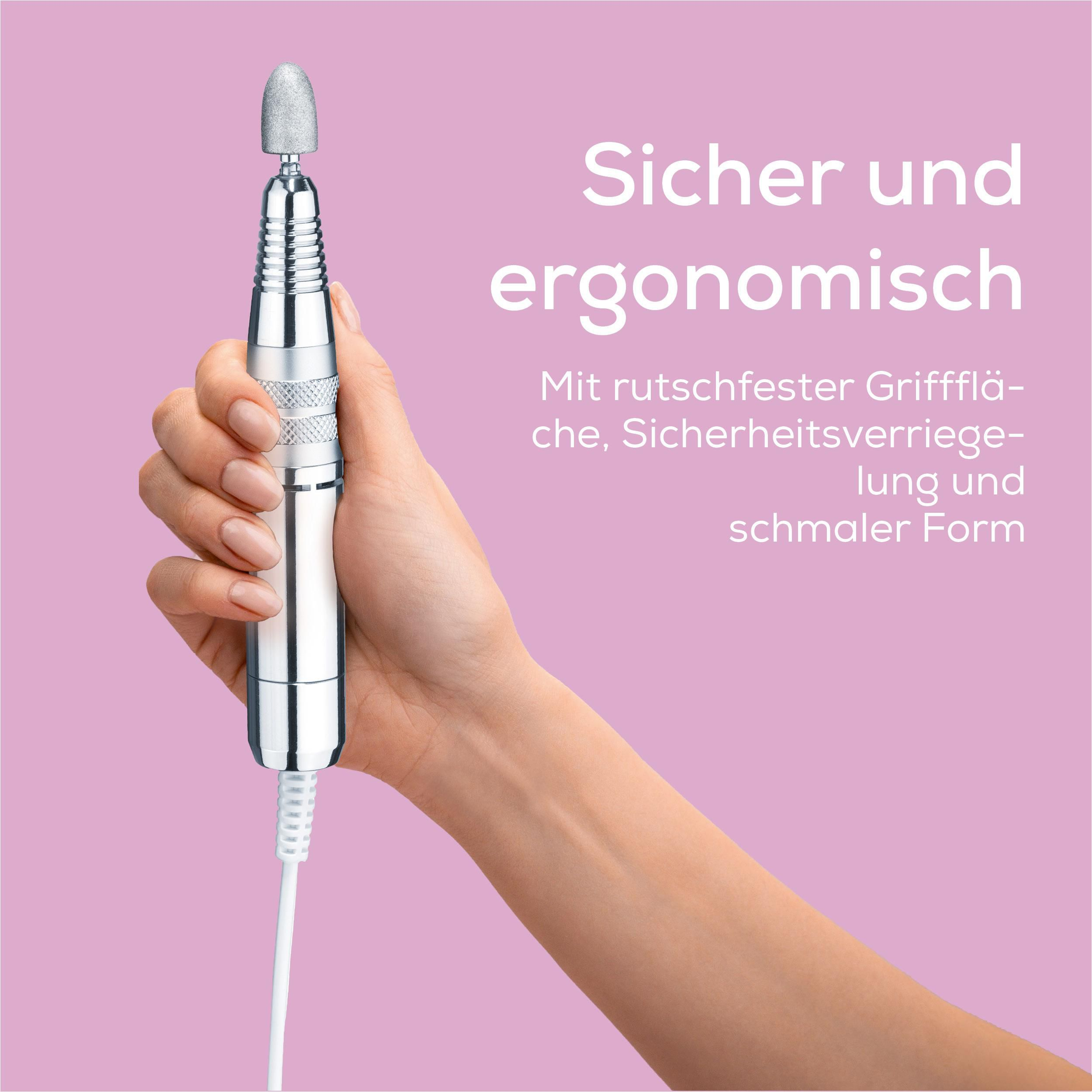 Eine Hand hält ein silbernes Nagel-Fräsergerät mit einem Schleifaufsatz.