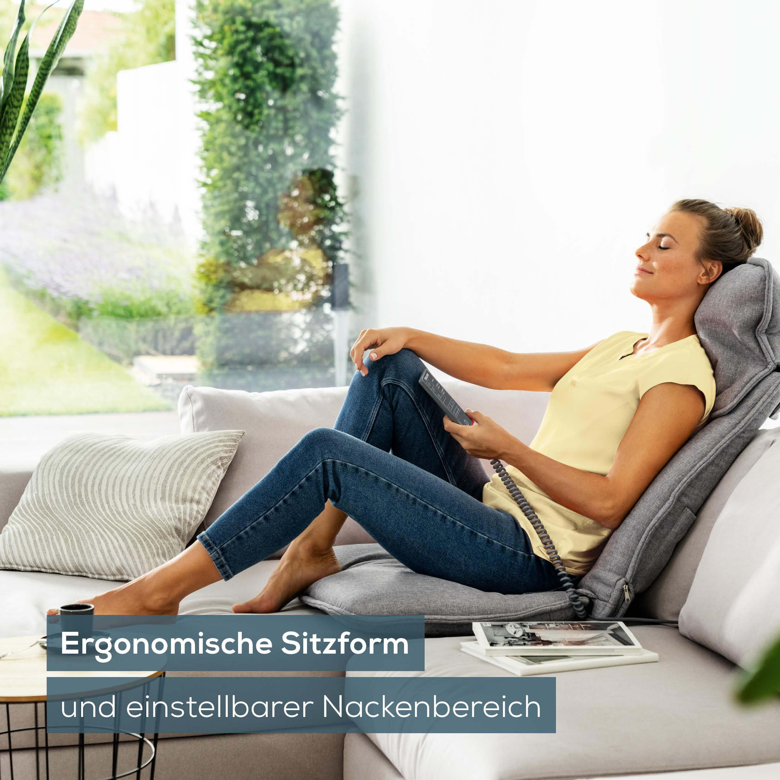 Frau entspannt auf einer ergonomischen Massageauflage mit Nackenstütze.
