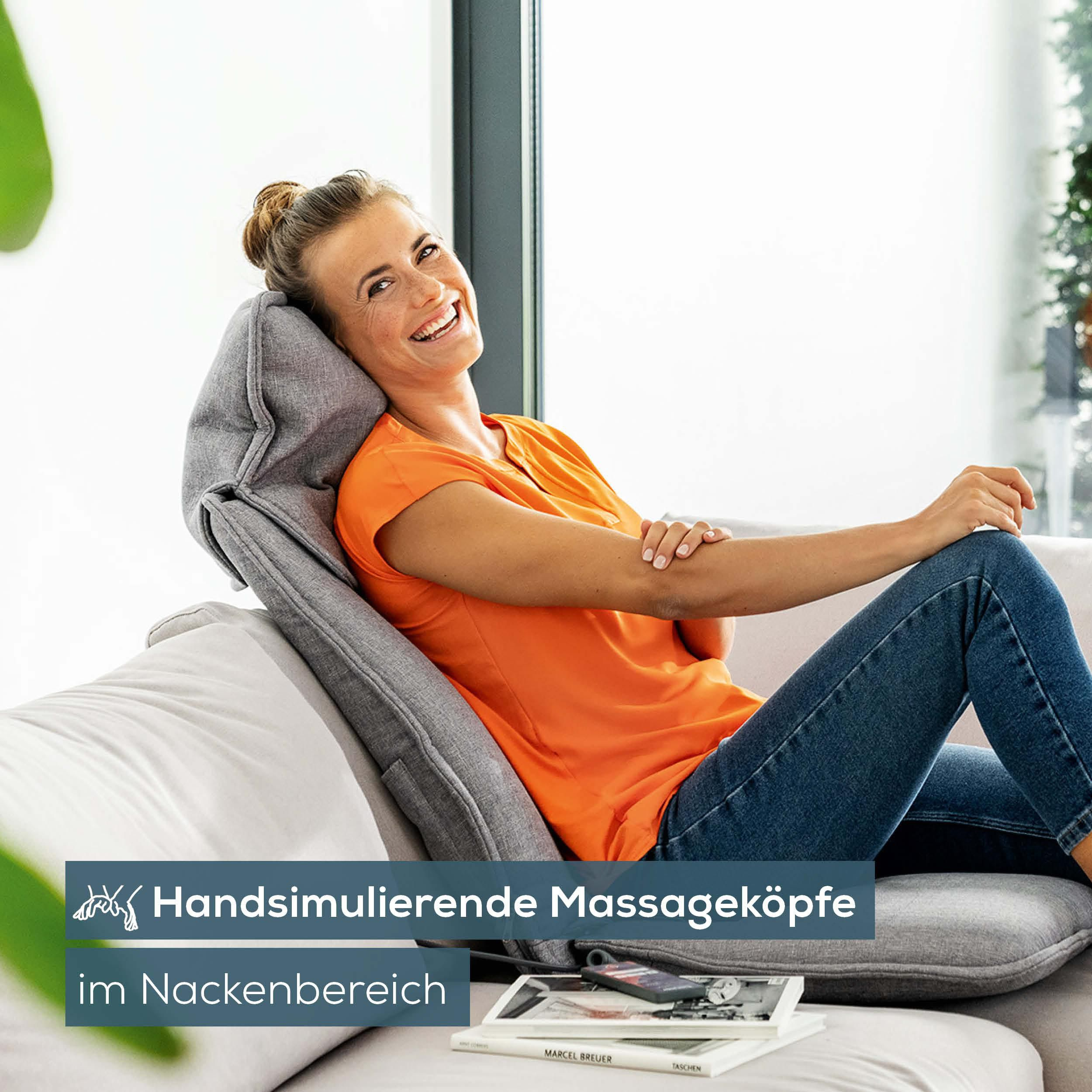 Frau entspannt auf Sofa, lächelt glücklich, trägt orangefarbenes Shirt.