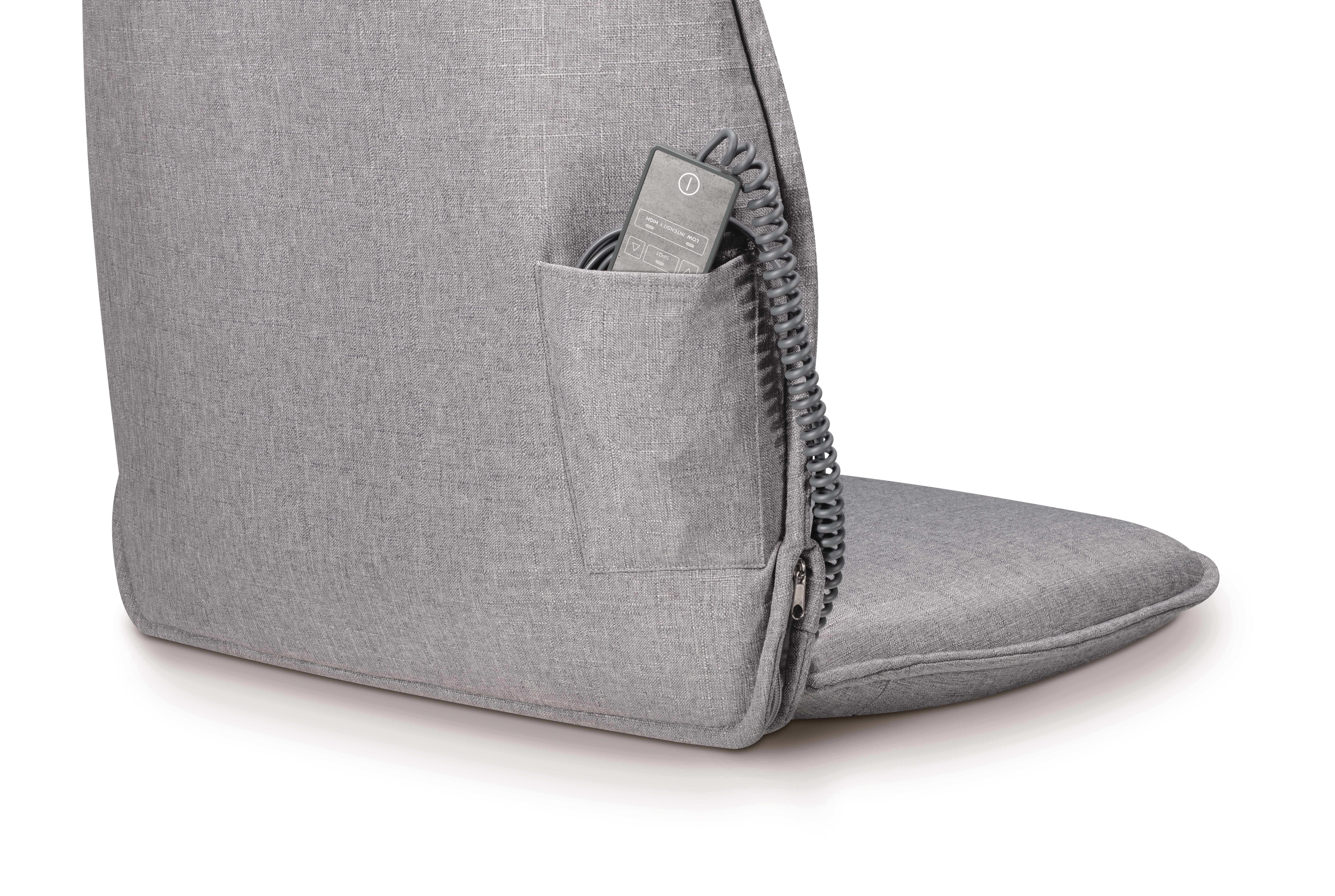 Grauer Sessel mit integrierter Fernbedienung in einer Tasche.