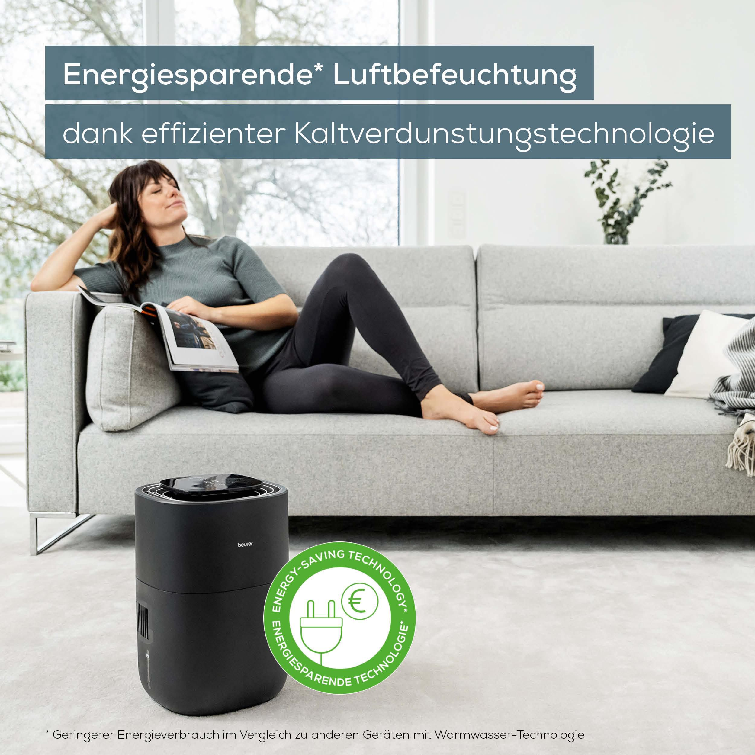 Frau entspannt auf Sofa, neben ihr steht ein Luftbefeuchter.