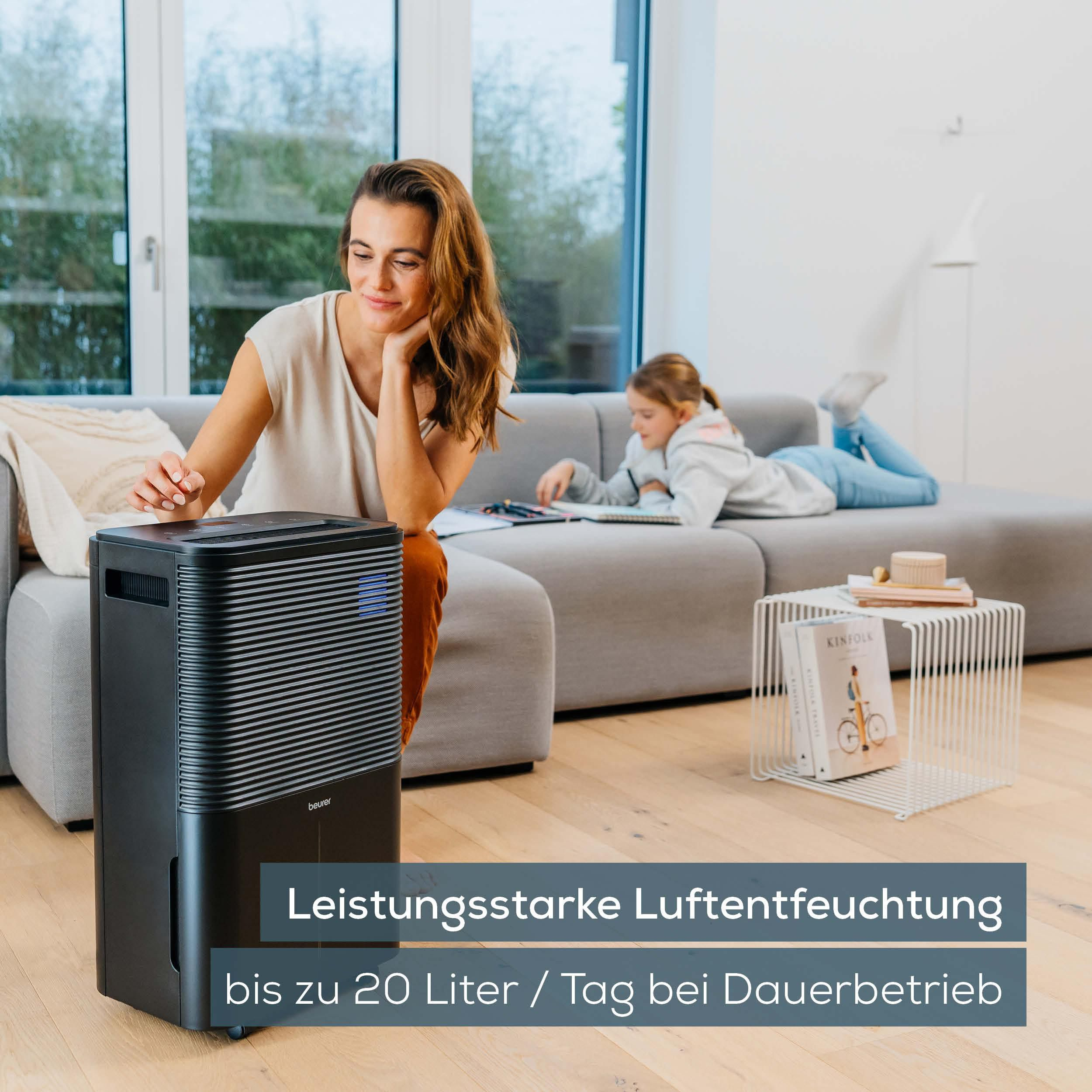 Frau und Kind im Wohnzimmer, ein Luftentfeuchter steht im Vordergrund.