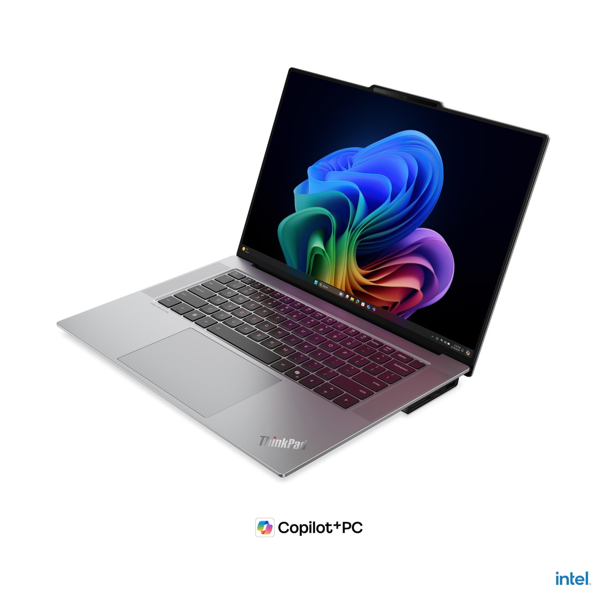 Ein offener silberner Laptop mit farbigem Hintergrundbild. Copilot+PC und Intel.