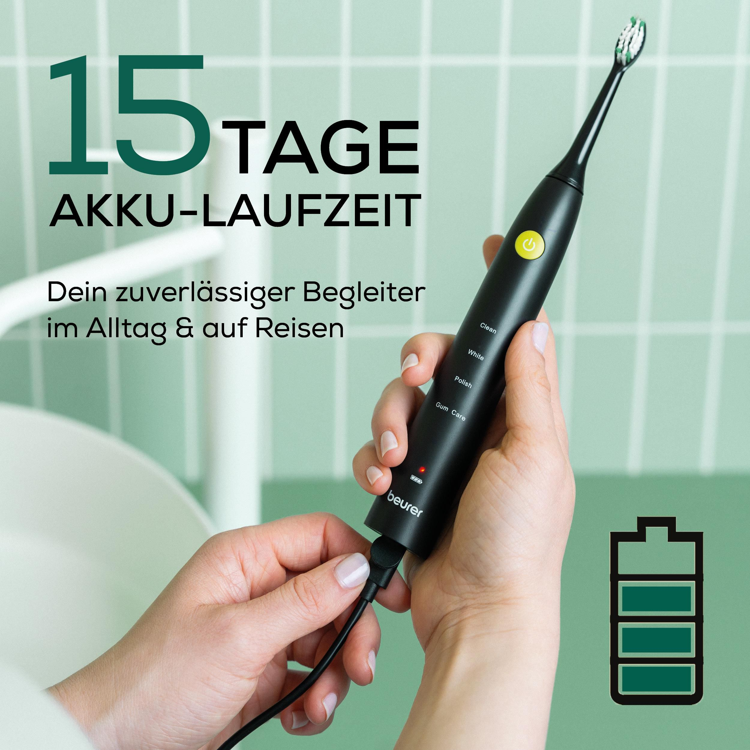 Eine Hand lädt eine schwarze elektrische Zahnbürste mit 15 Tagen Akkulaufzeit.