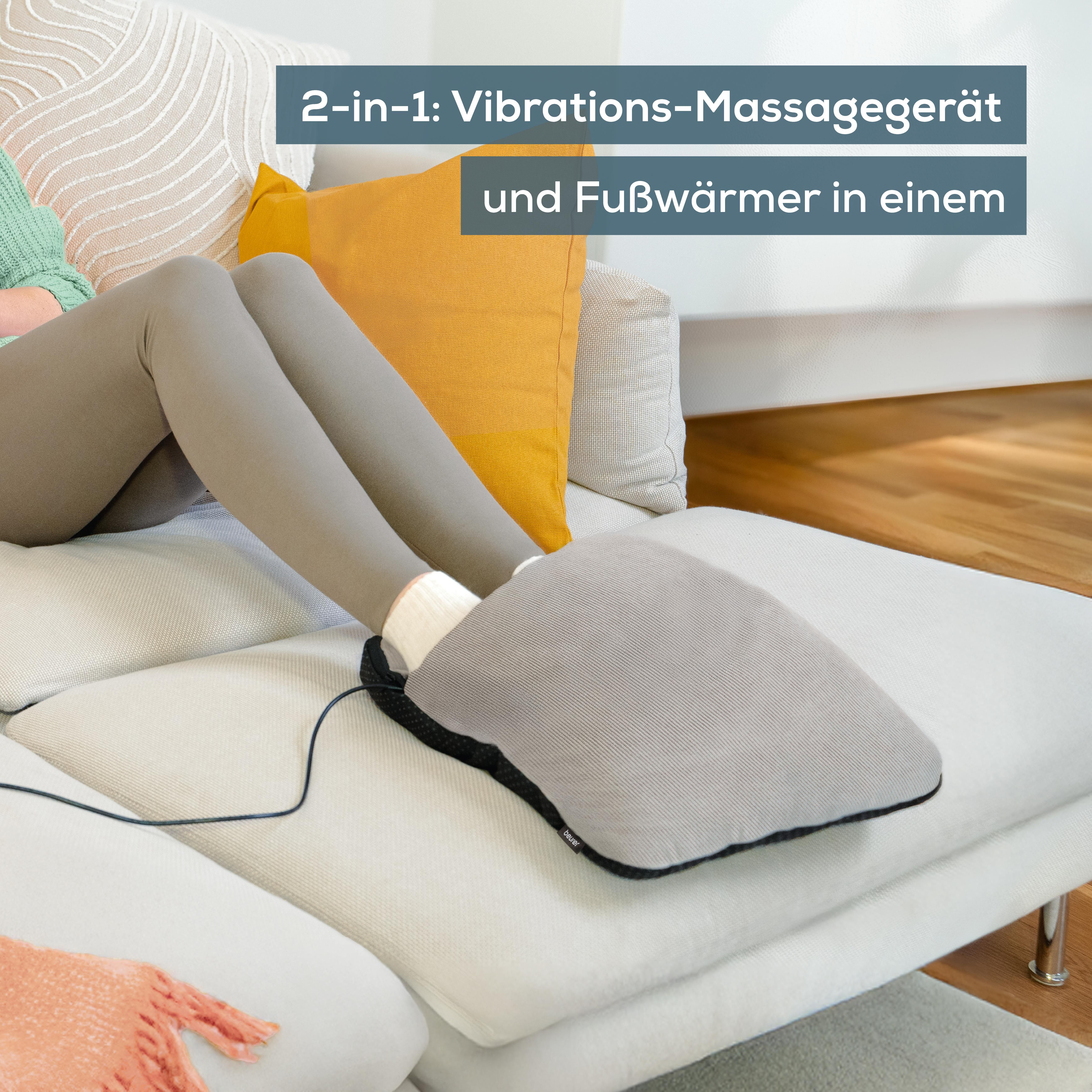 Eine Person sitzt auf einem Sofa und benutzt ein 2-in-1 Vibrations-Massagegerät und Fußwärmer.