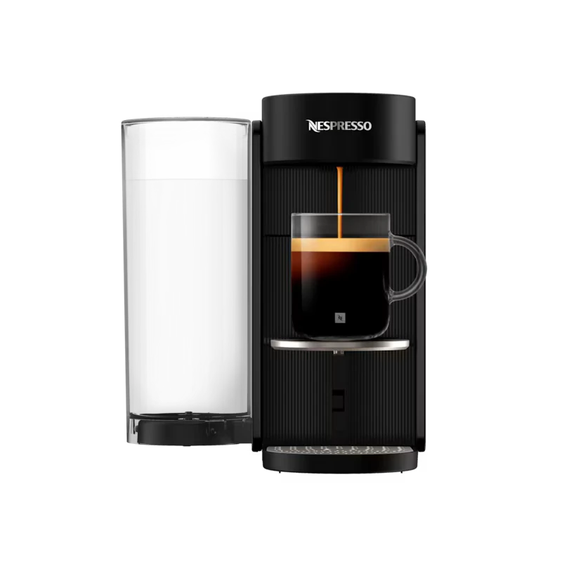 Czarna maszyna Nespresso z kawą kapiącą do przezroczystego kubka espresso.