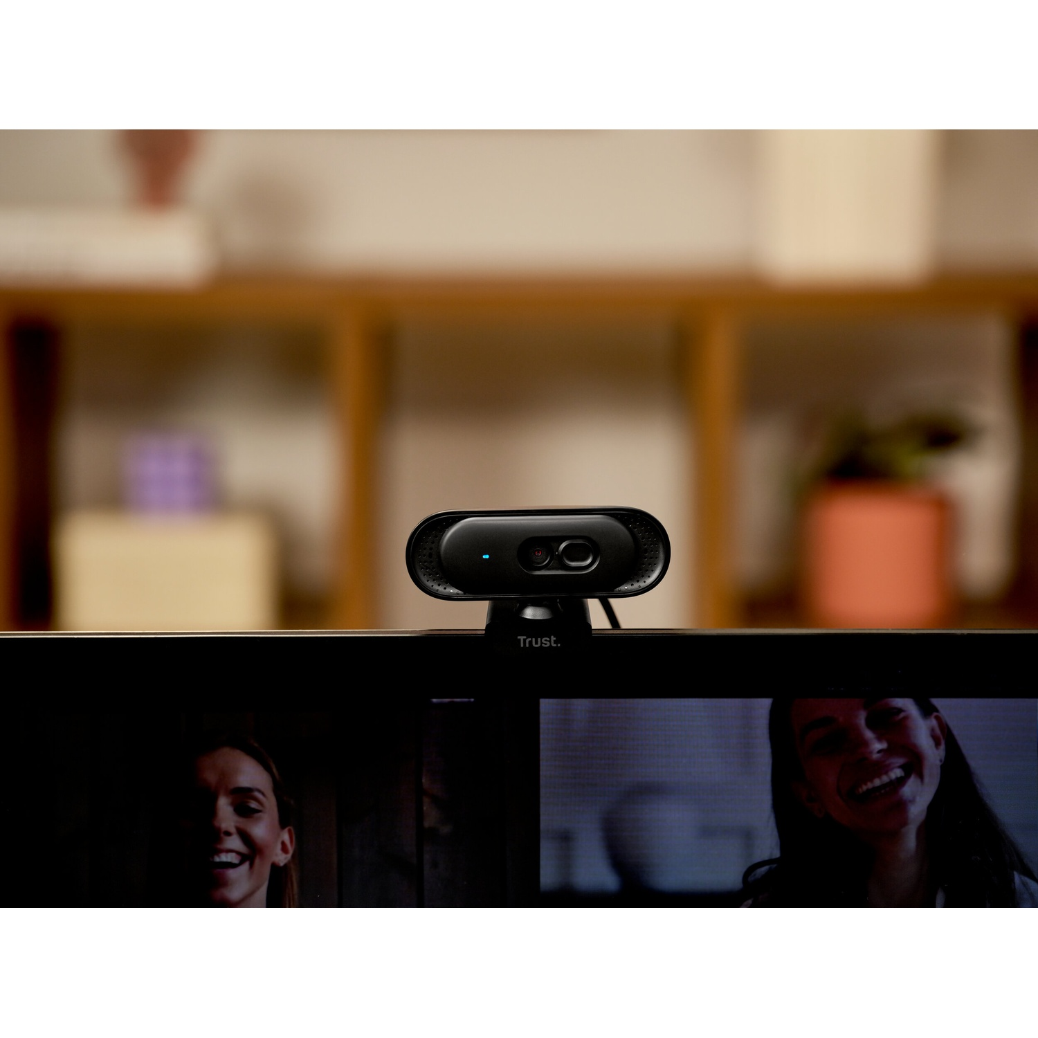 Una webcam è posata su un monitor. Due donne sono visibili sullo schermo.