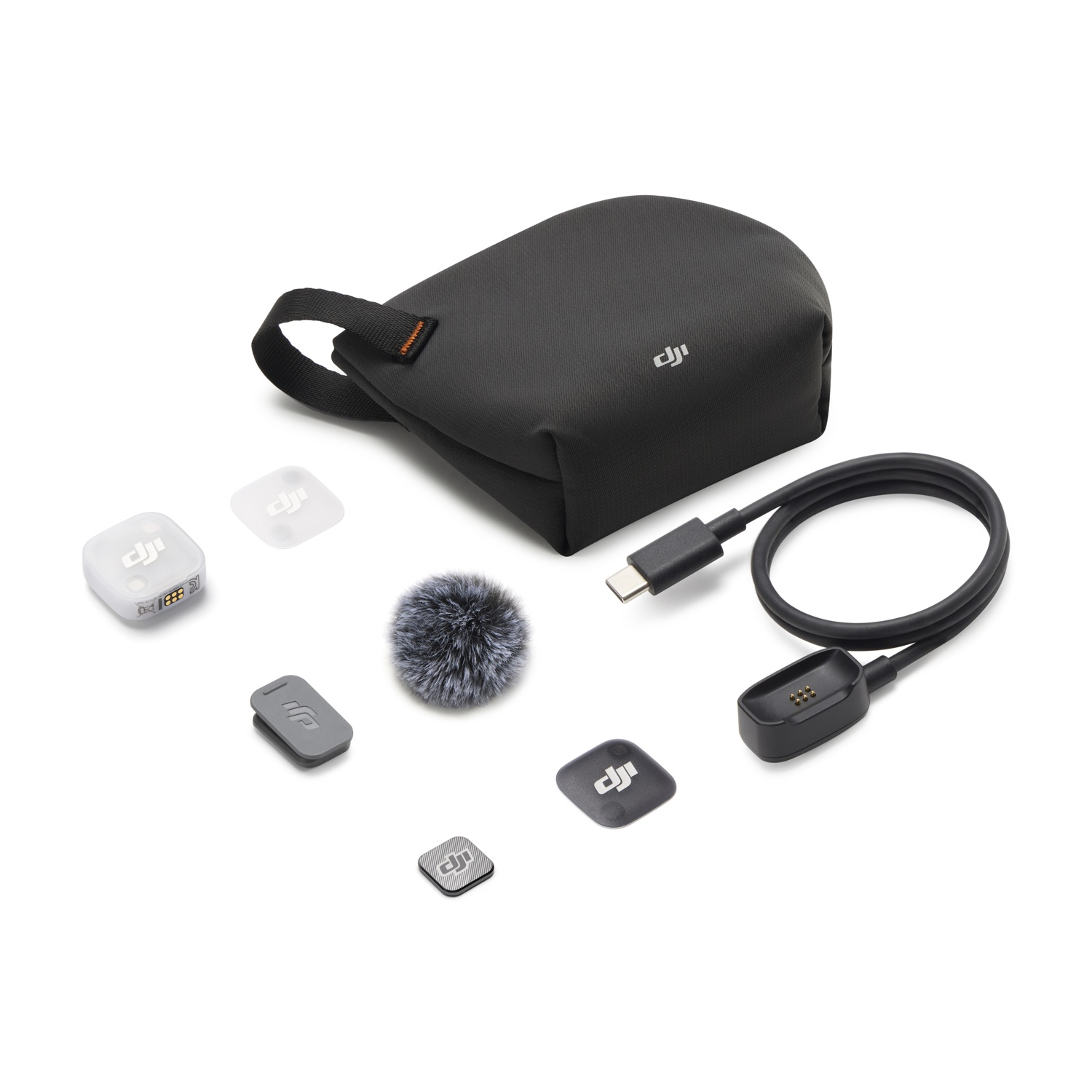 Accessori DJI: borsa nera, cavo, adattatore di ricarica, microfono e parti bianche/grigie.