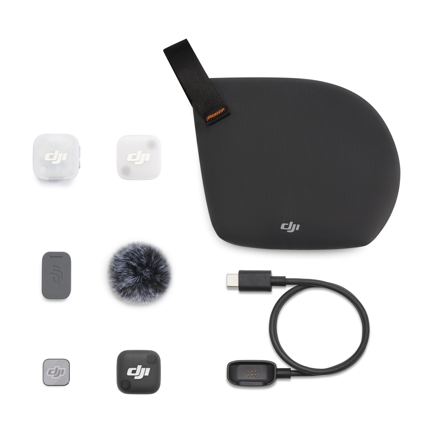 Accessori DJI: trasmettitori, ricevitore, microfono, cavo ricarica e custodia.