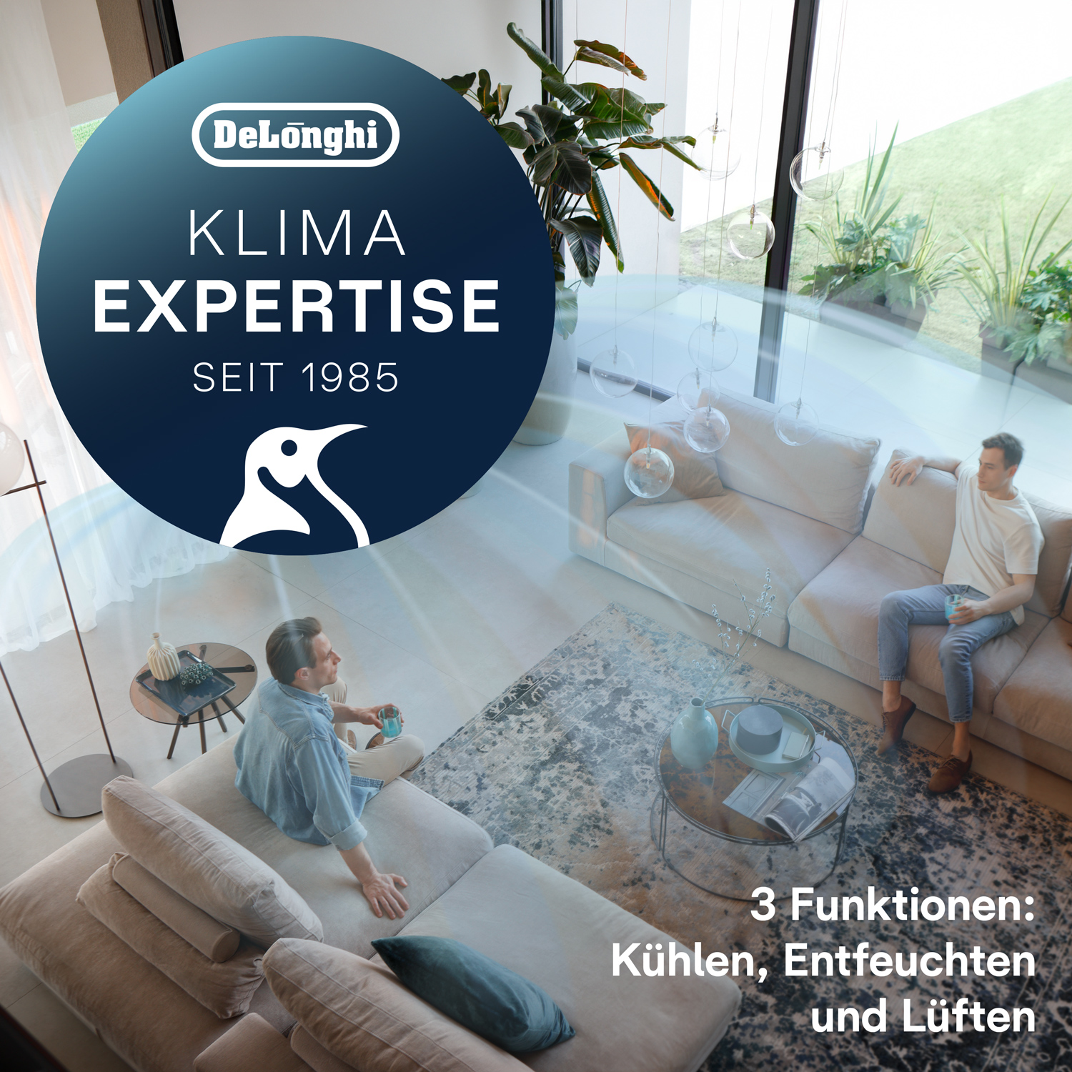 DeLonghi Klima Expertise: Männer entspannen im Wohnzimmer mit Klimaanlage.