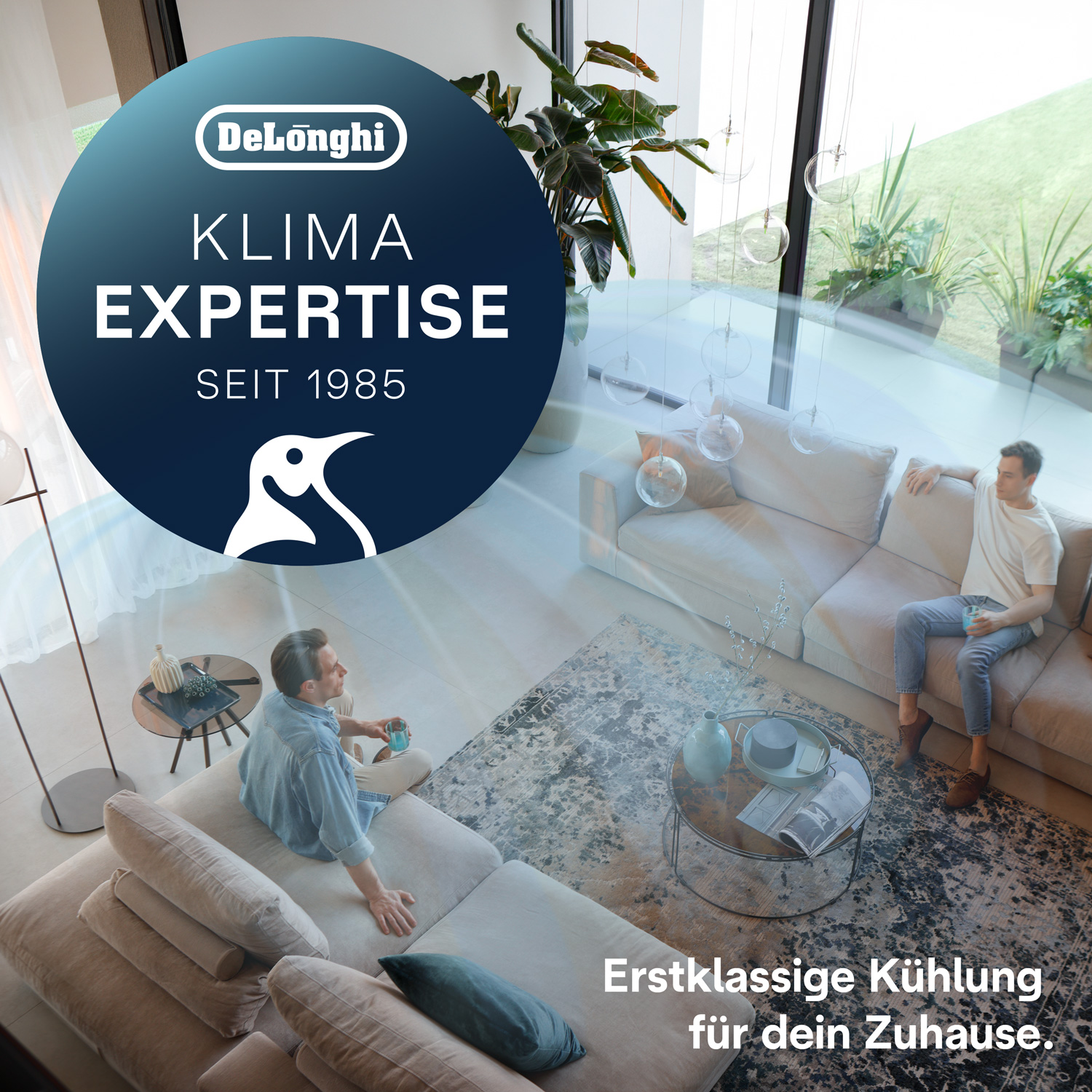 Zwei Männer entspannen sich in einem modernen Wohnzimmer mit DeLonghi-Logo.