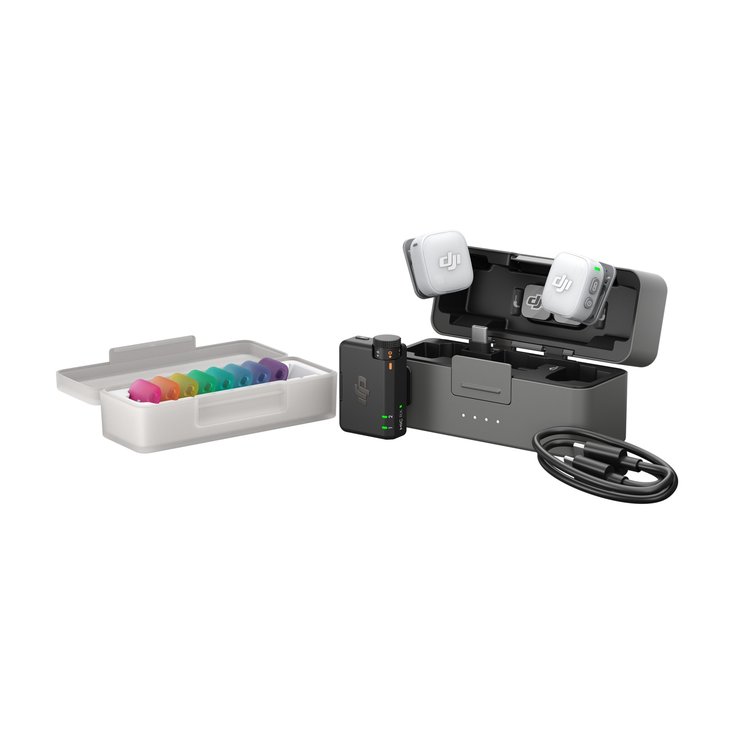 Set DJI Mic 2: trasmettitore nero, custodia di ricarica con 2 ricevitori bianchi, antivento colorati e cavo.