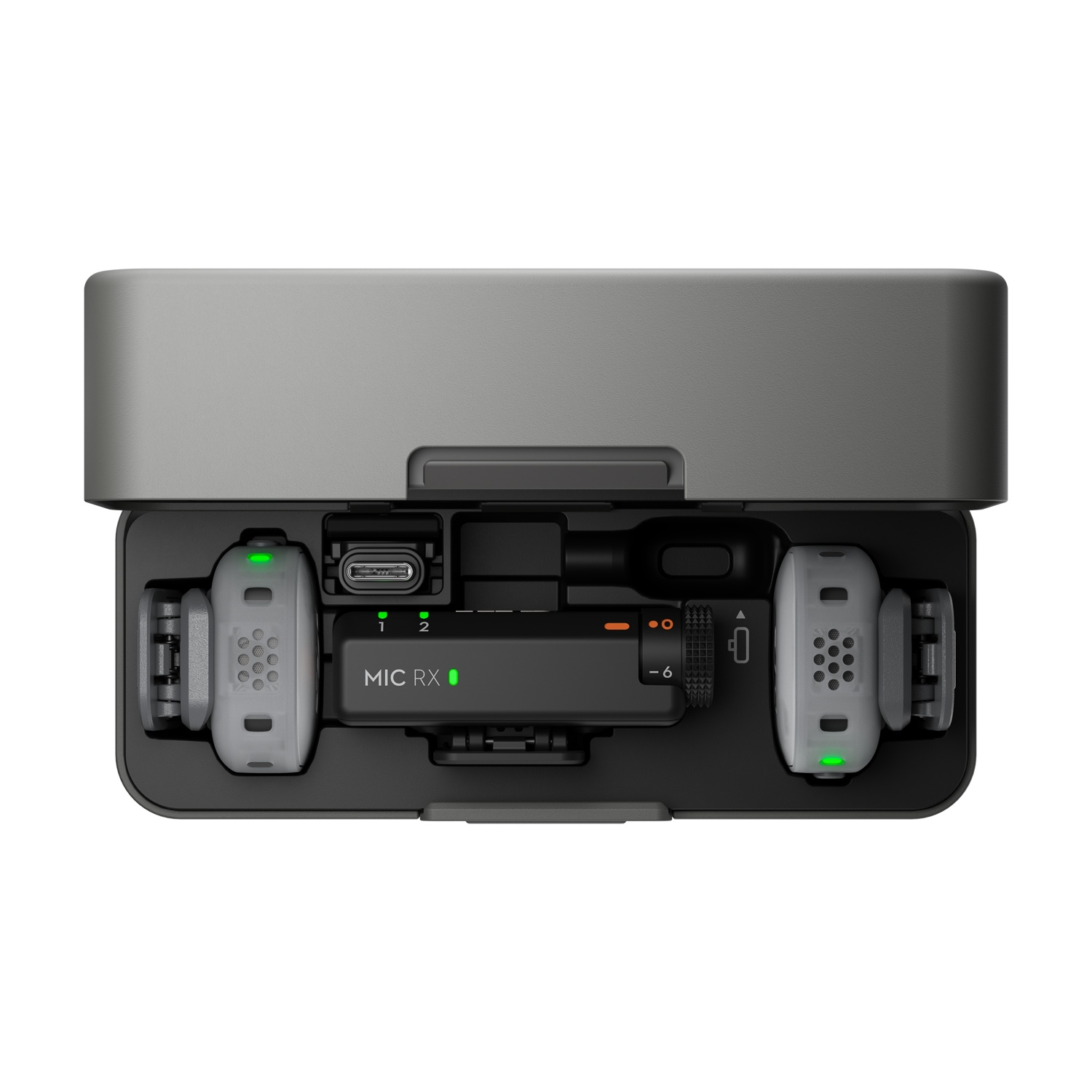 Un sistema microfonico wireless con due clip e un ricevitore in una custodia di ricarica.