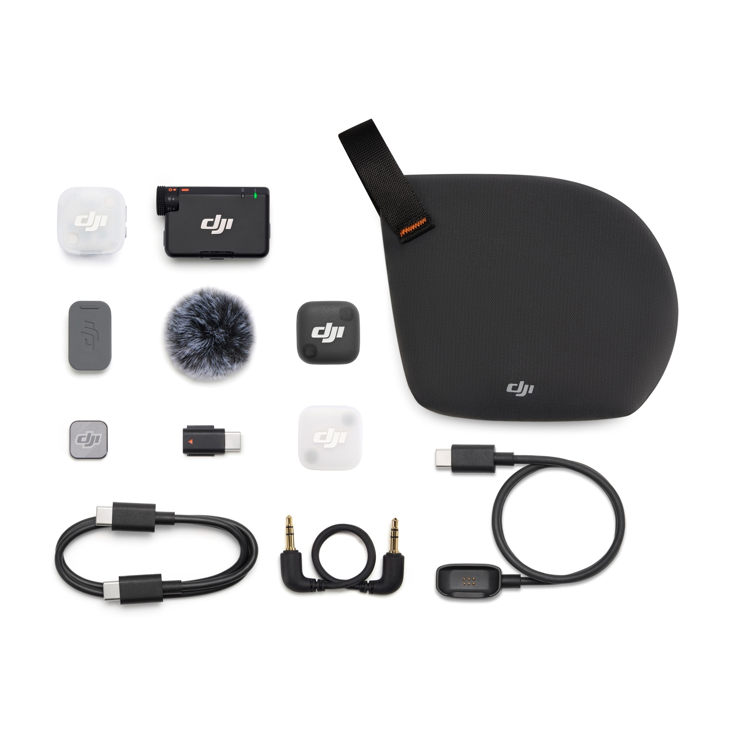 Accessori DJI: trasmettitore, ricevitore, microfono, cavi e custodia di ricarica.