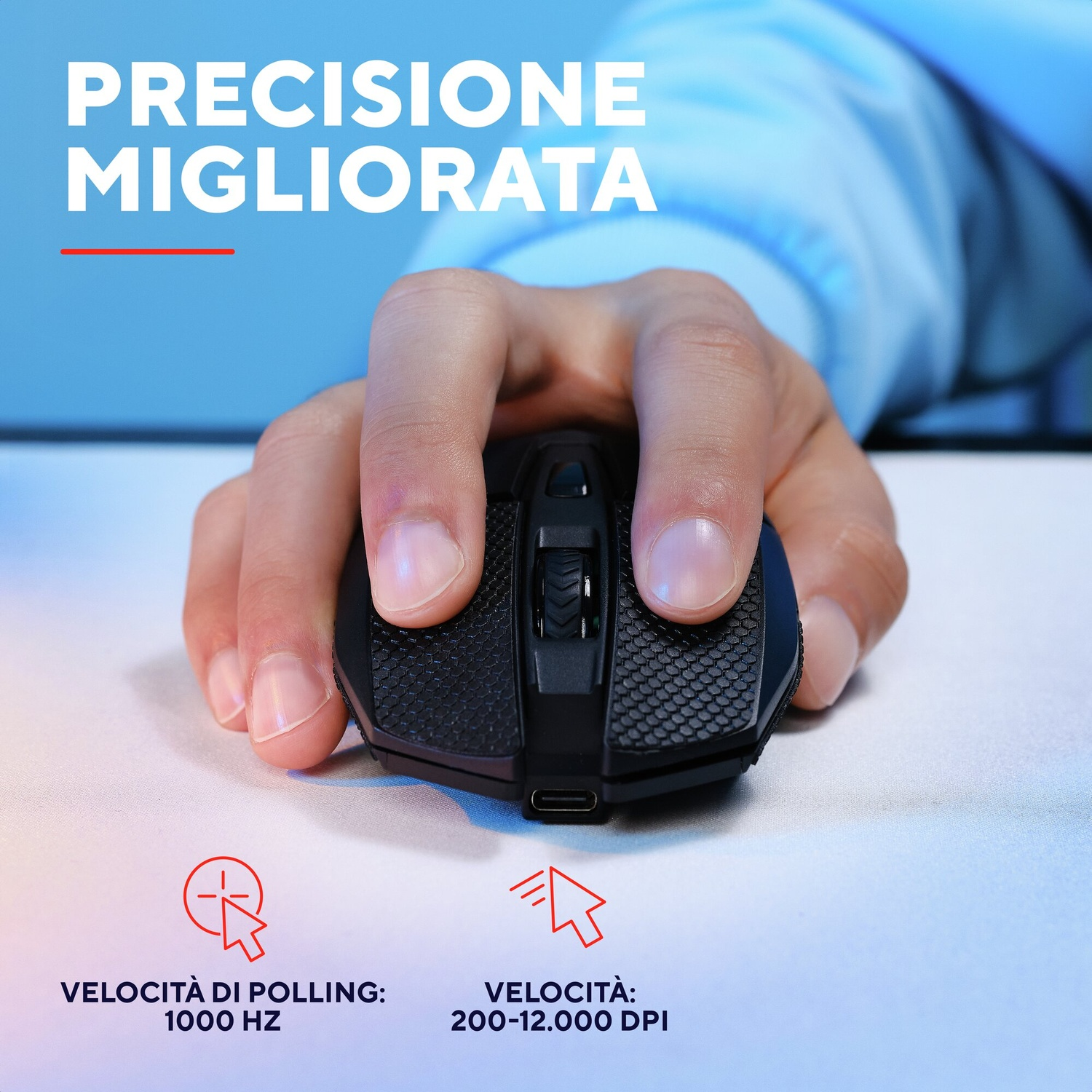 Una mano usa un mouse da computer nero su un tappetino bianco.