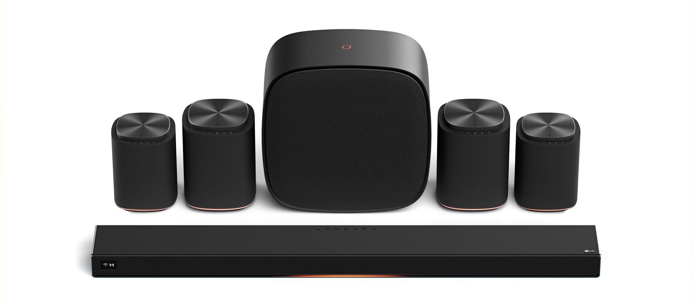 Schwarze Lautsprecher: ein Subwoofer, vier Satellitenlautsprecher und eine Soundbar.