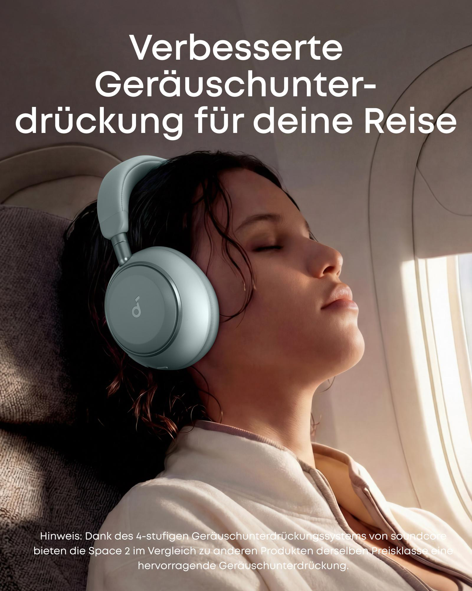 Eine Frau mit geschlossenen Augen trägt Kopfhörer im Flugzeug.