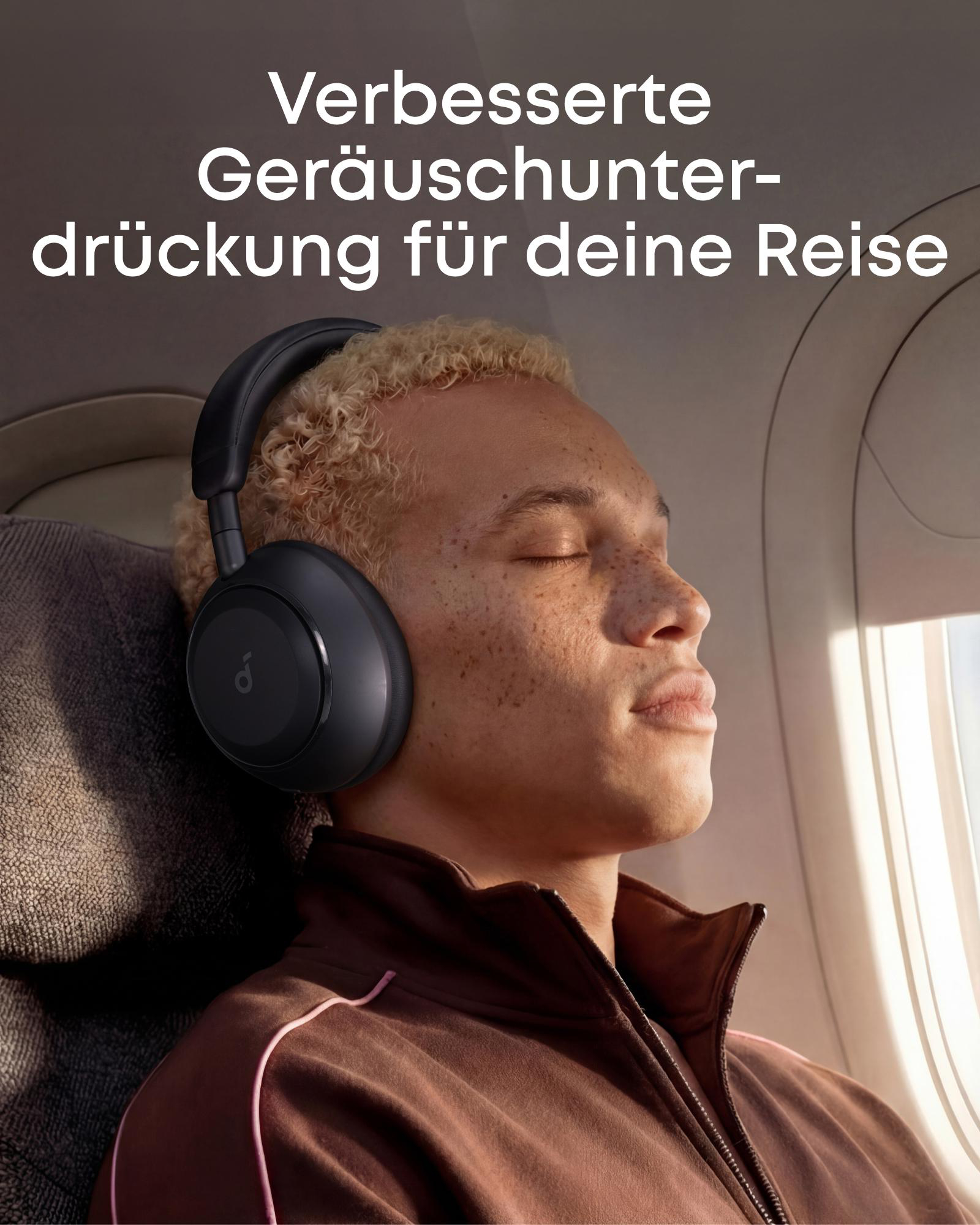 Mann mit Kopfhörern im Flugzeug mit geschlossenen Augen