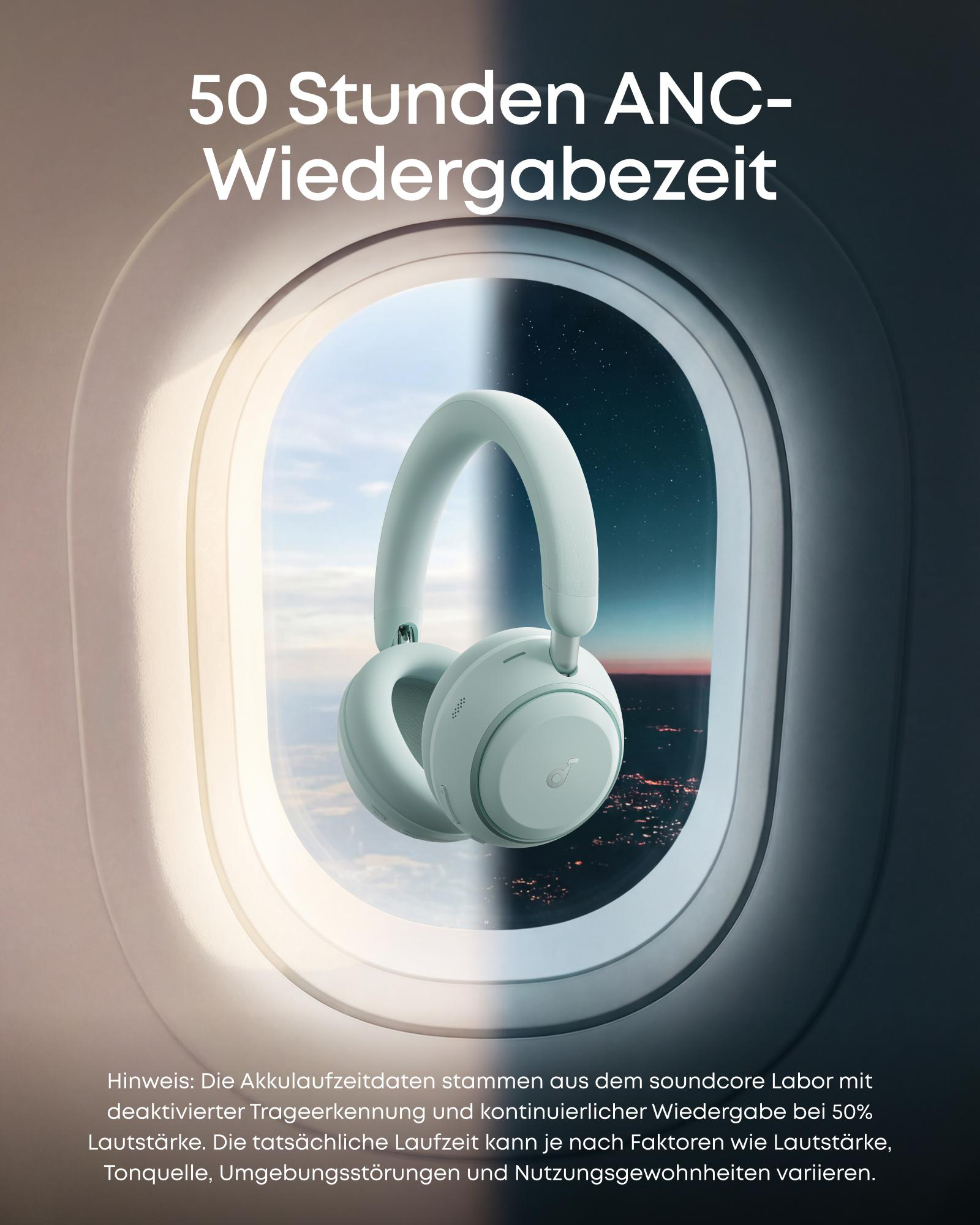 Hellblaue Kopfhörer vor einem Flugzeugfenster, mit Stadtansicht und Sternenhimmel.