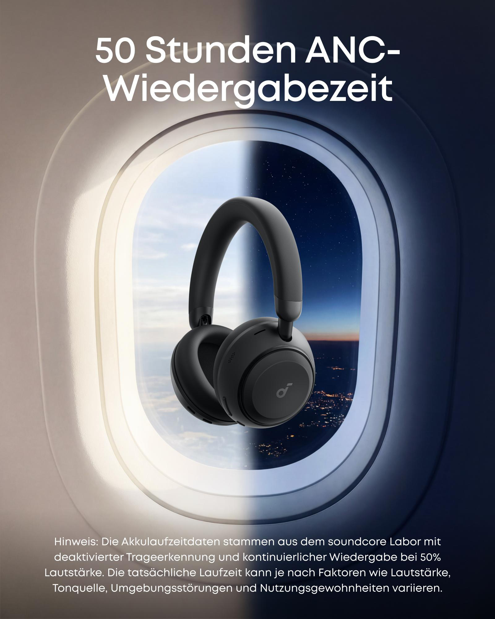 Schwarze Kopfhörer vor einem Flugzeugfenster mit Stadtlichtern unten.