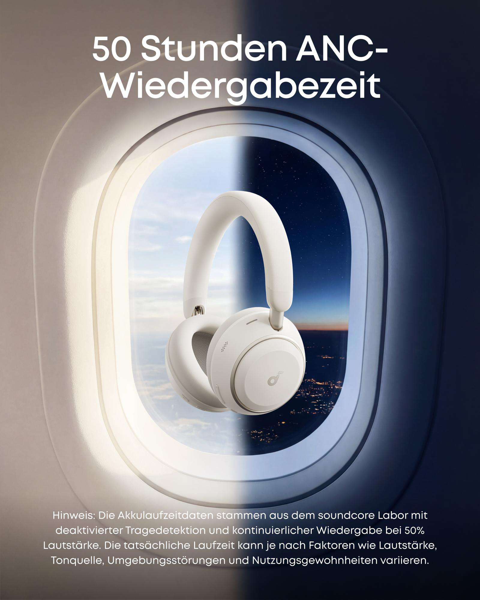 Weiße Kopfhörer im Flugzeugfenster mit Stadtlichtern und Sternenhimmel.