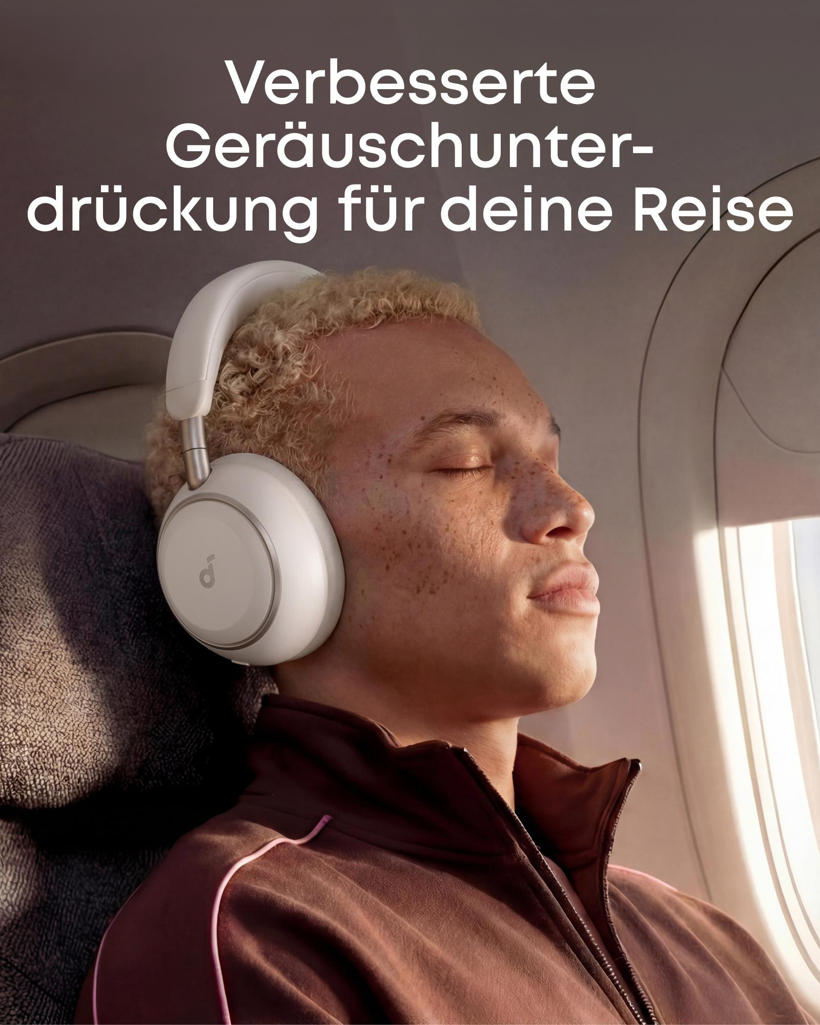 Mann mit Kopfhörern schläft im Flugzeug, verbesserte Geräuschunterdrückung.