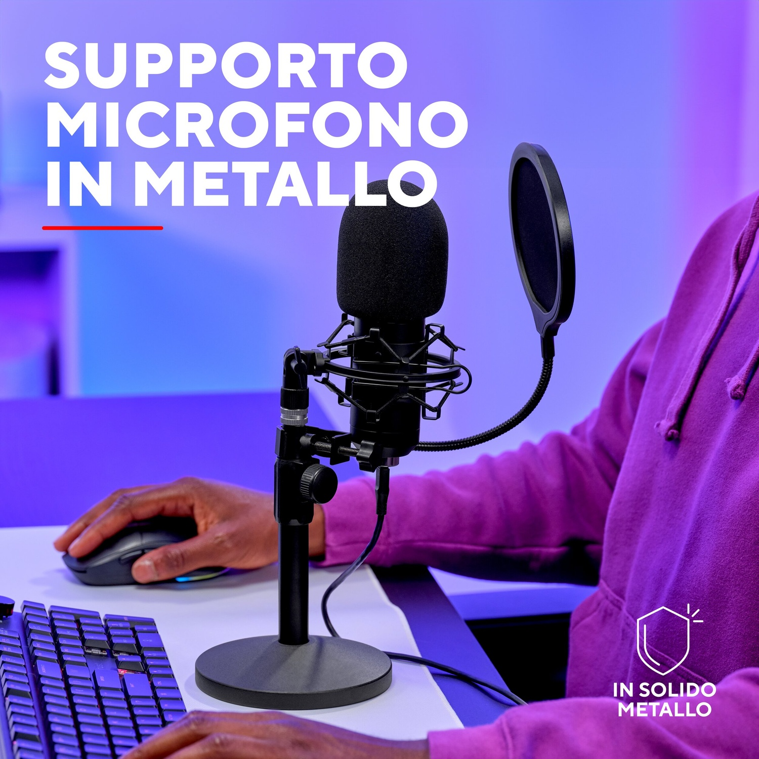 Persona usa mouse e tastiera con supporto microfono.