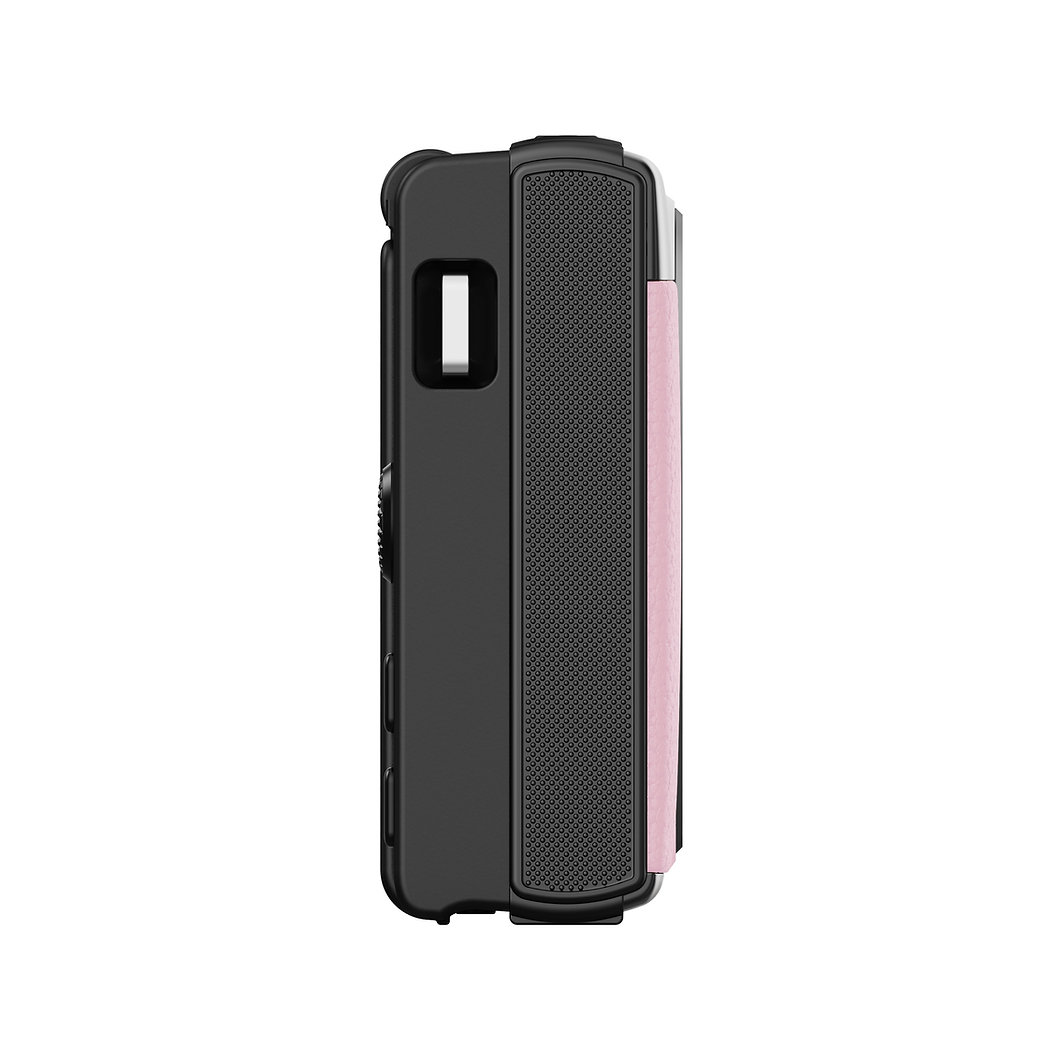 Pembe kapaklı siyah telefon kılıfı, beyaz arka plan üzerinde.