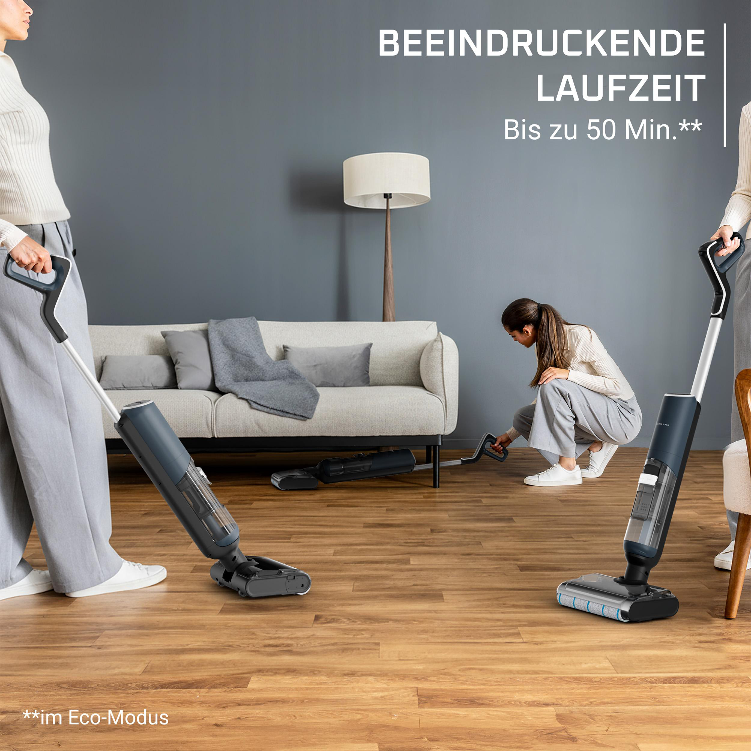 Drei Personen reinigen einen Holzboden mit Nass-/Trockensaugern vor einem Sofa.