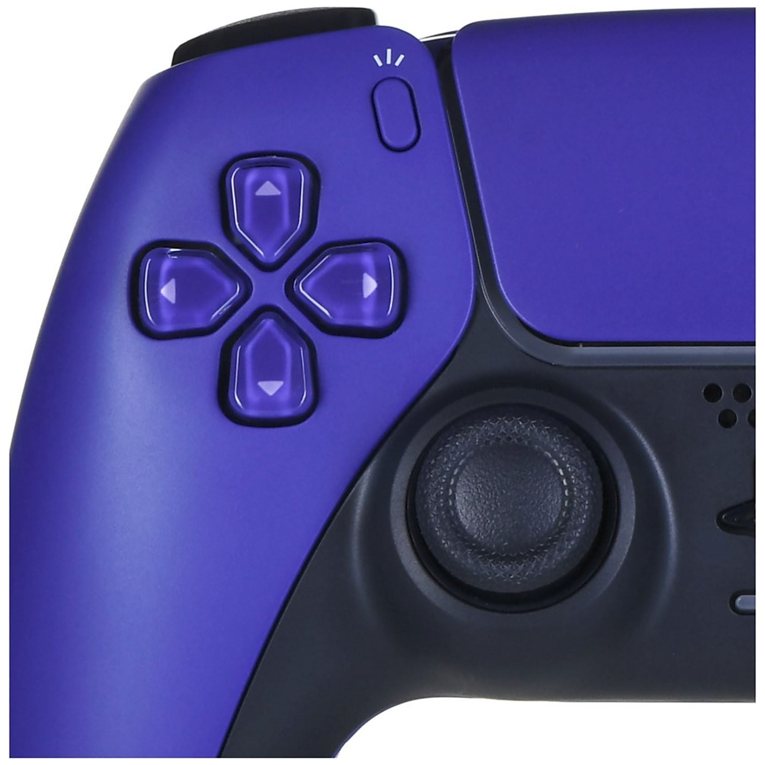 Close-up van de directionele knoppen en joystick van een paarse gamecontroller.