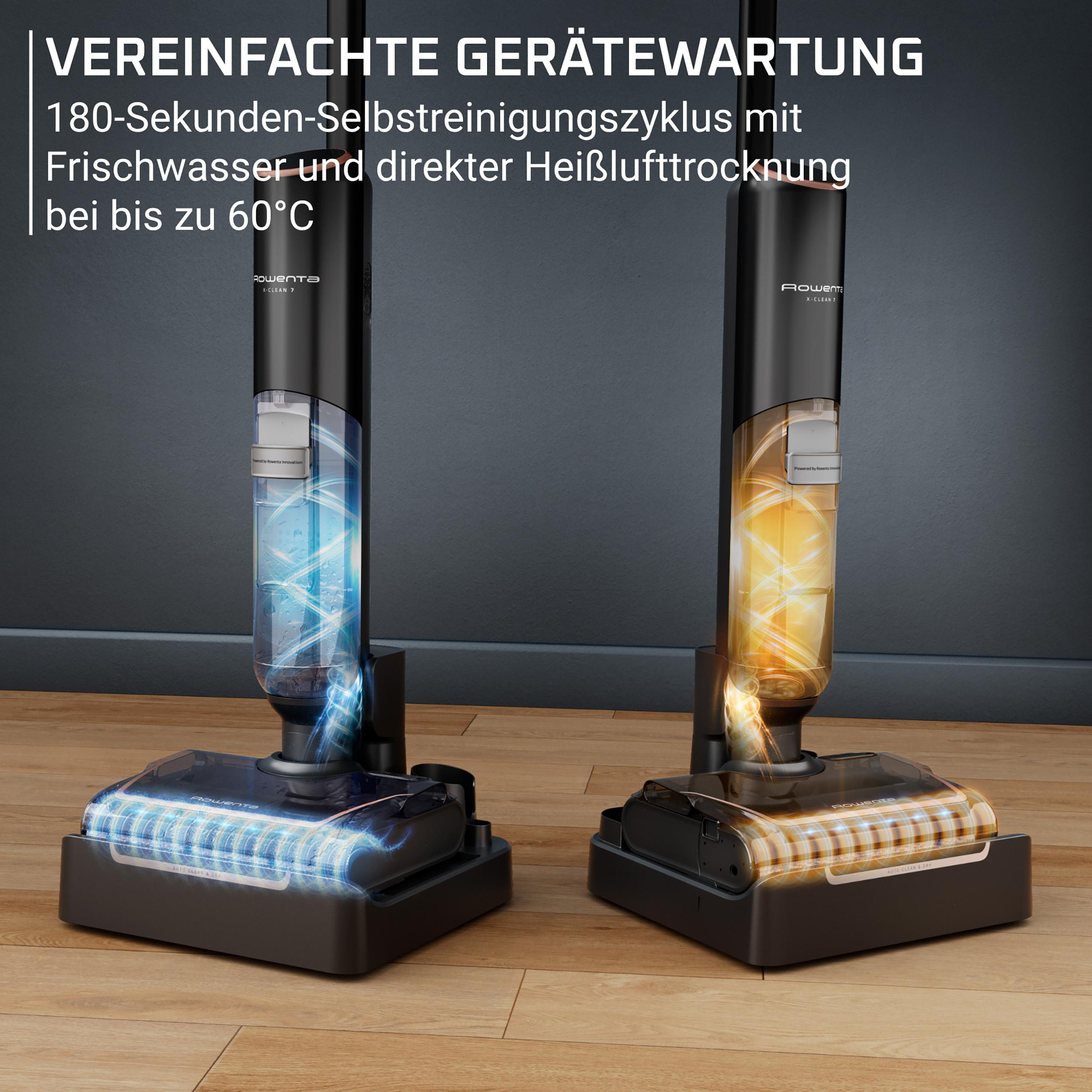 Zwei Rowenta X-Clean 7 Staubsauger auf Holzboden. Einer zeigt blaue Flüssigkeit, der andere orange.