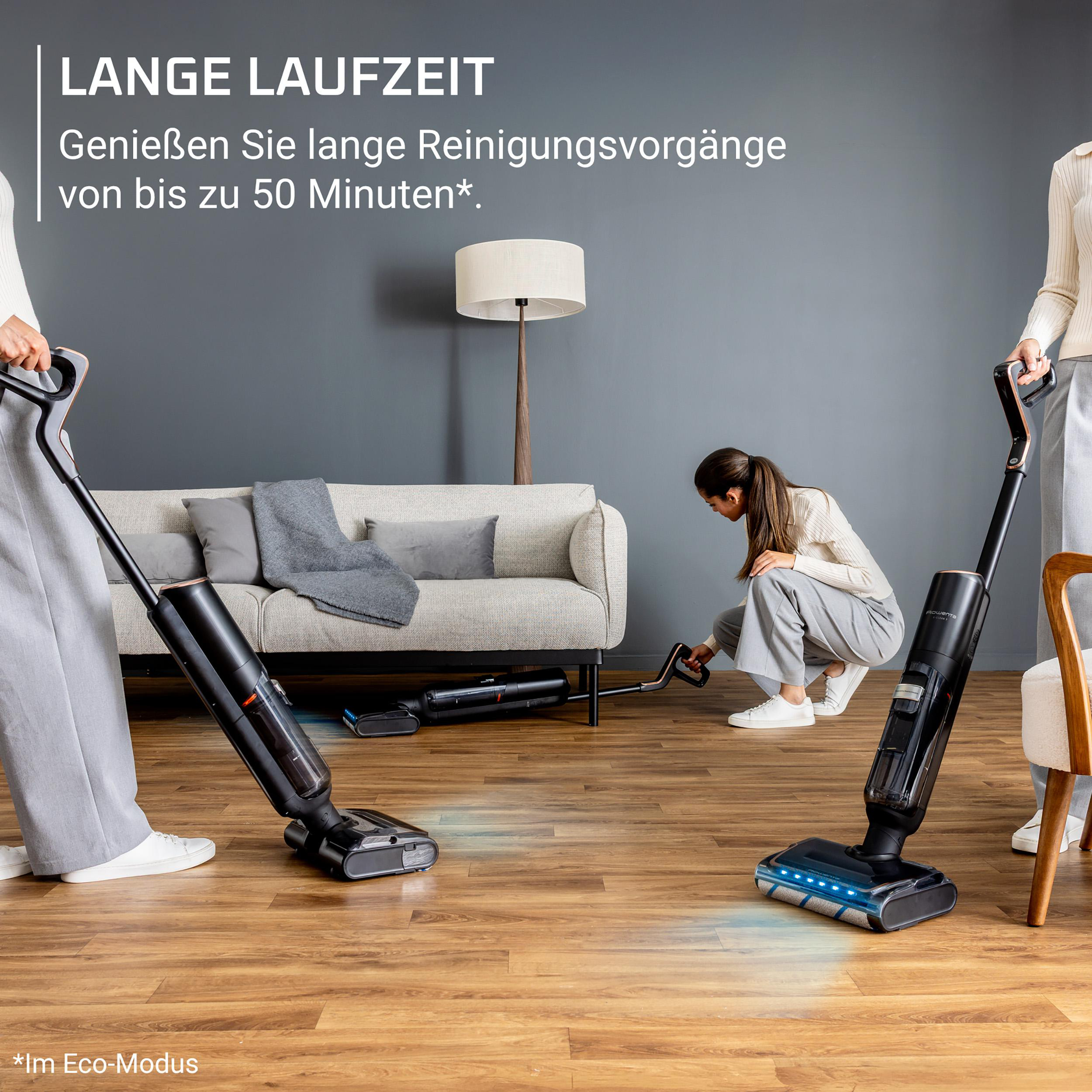 Zwei Personen reinigen einen Raum mit Bodenreinigern. Text: Lange Laufzeit.