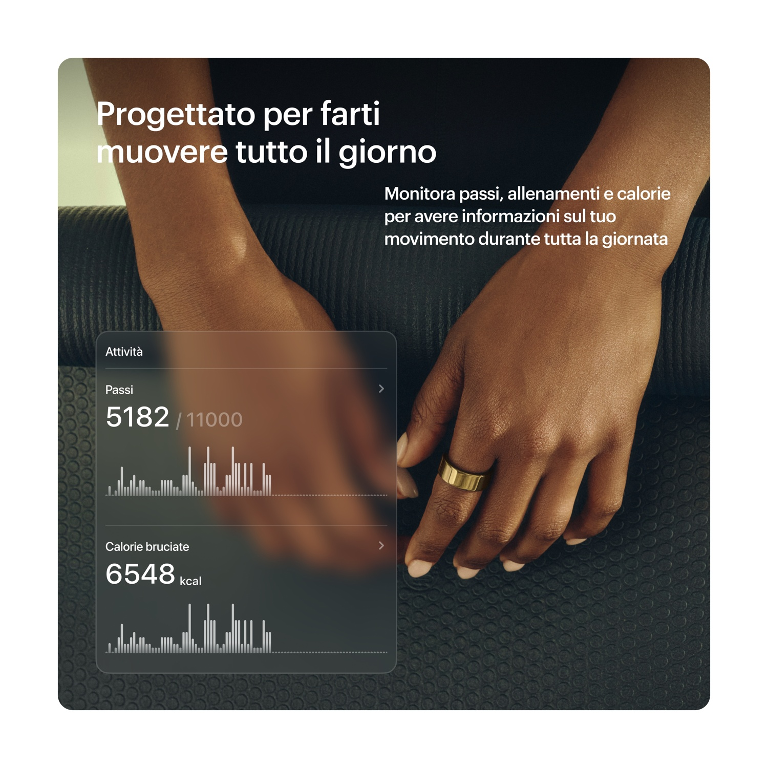 Una mano con un anello dorato mostra dati di attività: 5182/11000 passi e 6548 kcal.