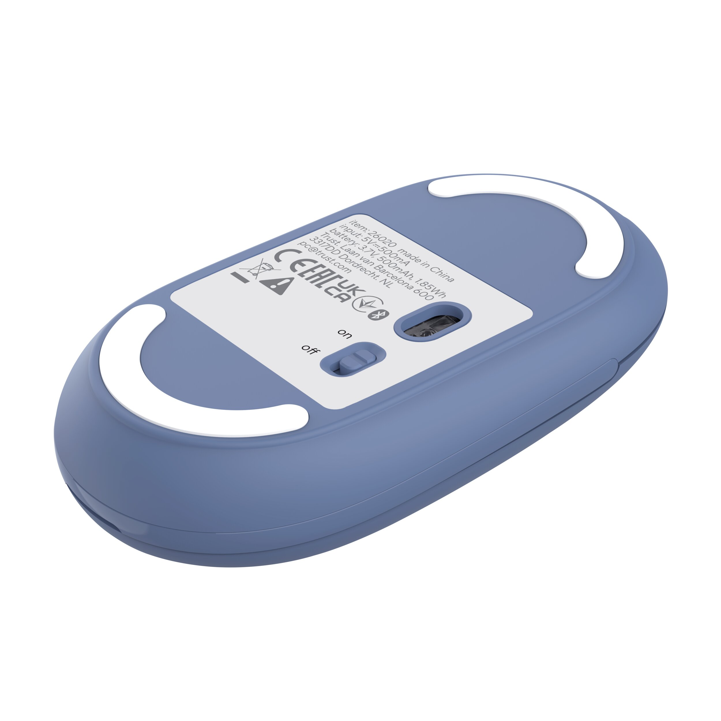 Il lato inferiore di un mouse blu con pattini bianchi ed etichette.