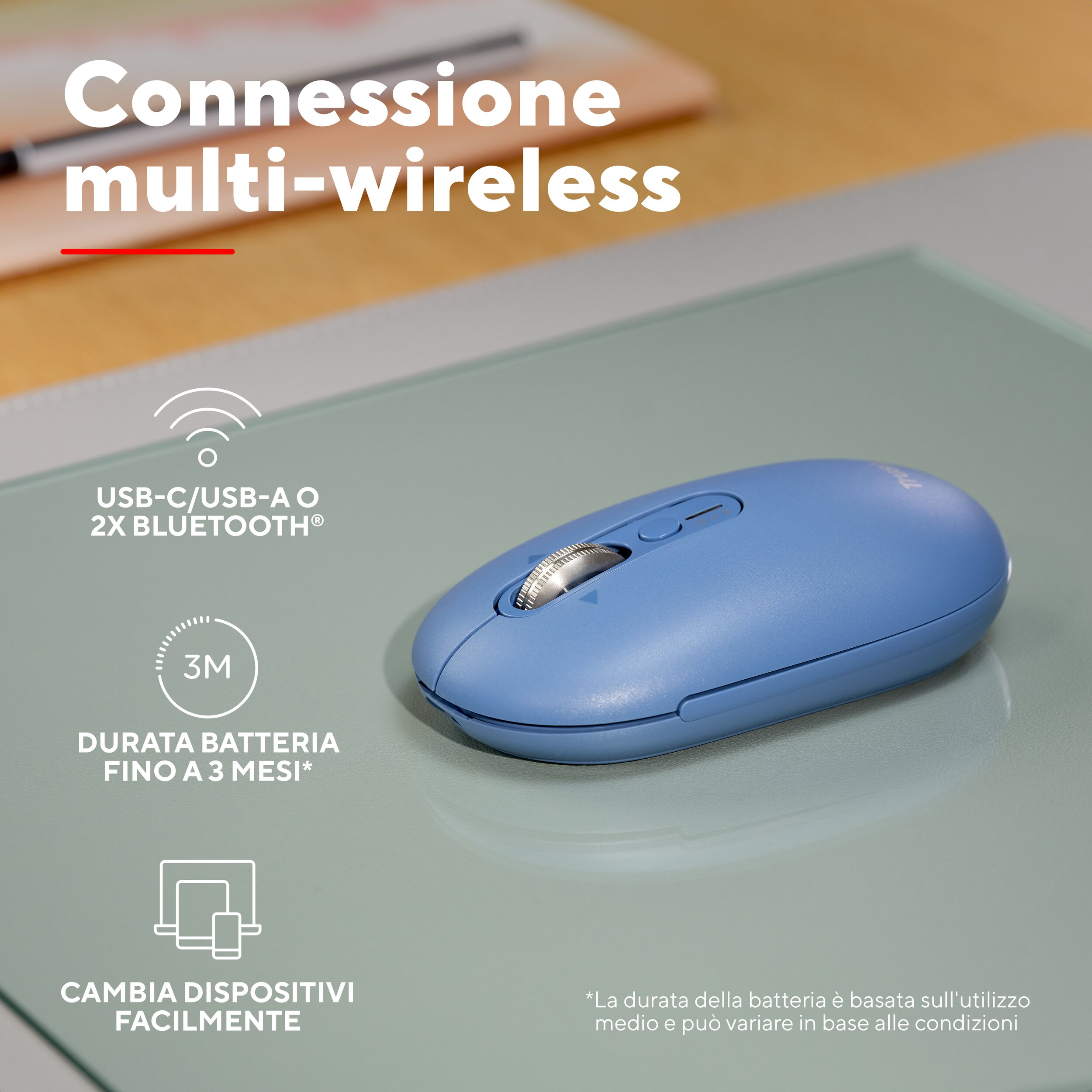Un mouse wireless blu con rotella di scorrimento poggia su una superficie grigio chiaro.