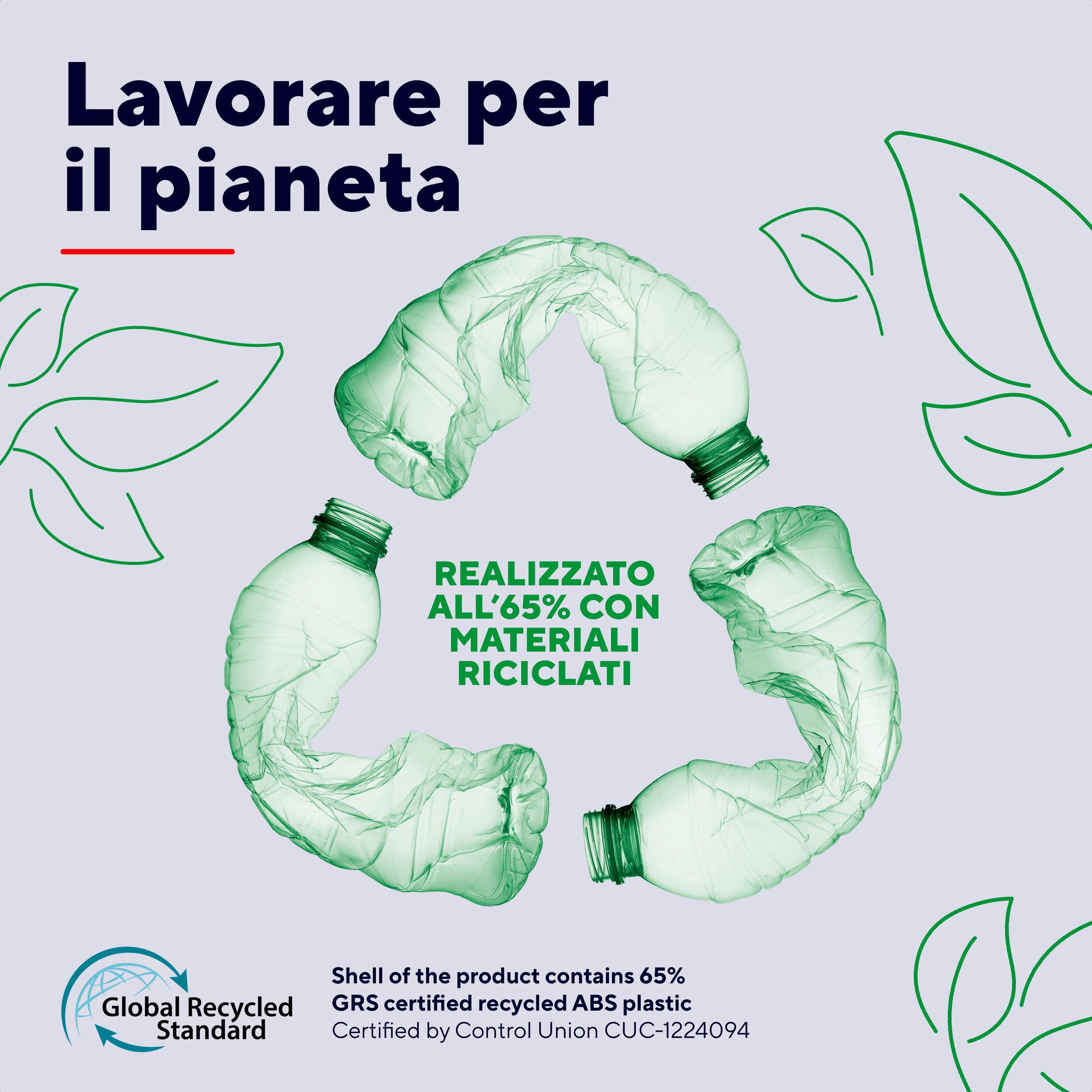 Bottiglie di plastica verdi formano un simbolo di riciclo su sfondo grigio chiaro.
