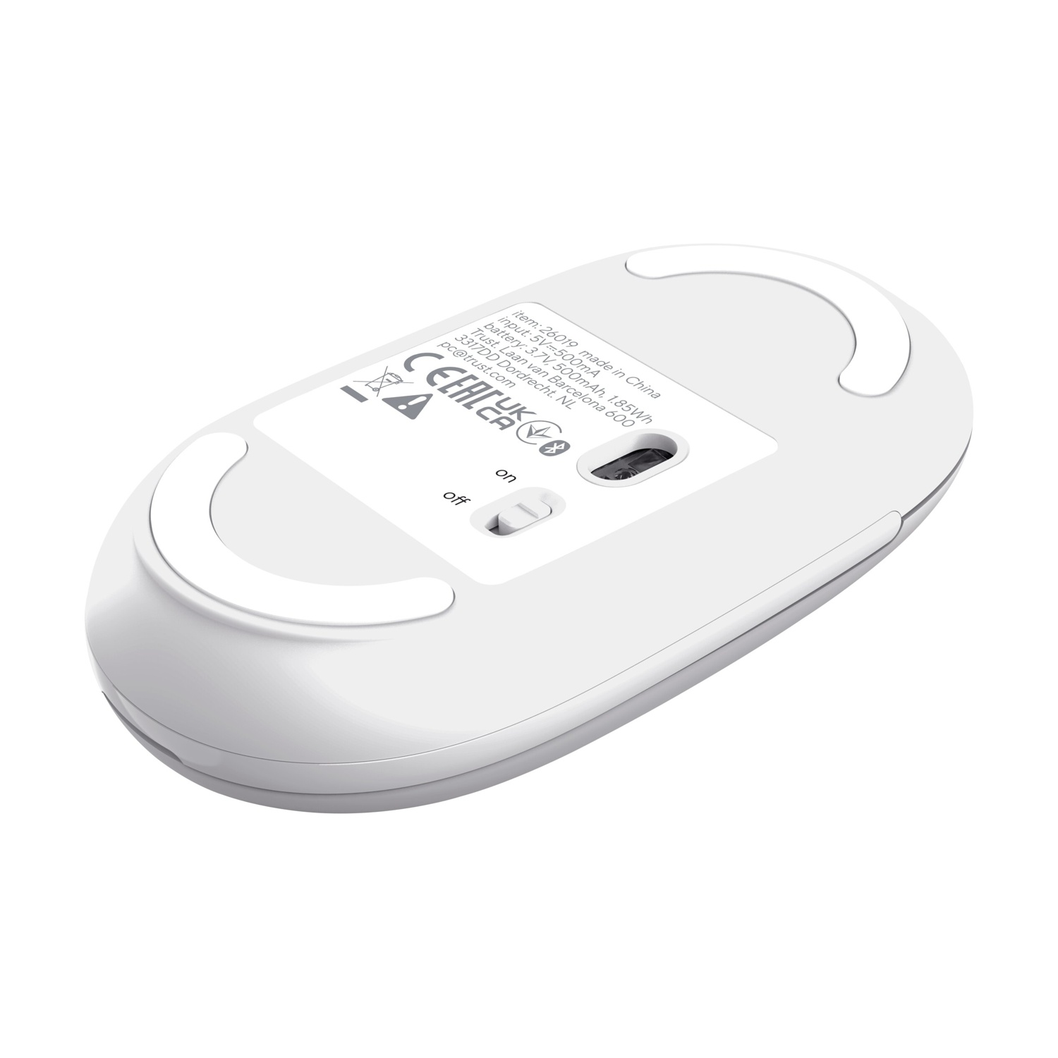 Parte inferiore di un mouse bianco per computer che mostra l'interruttore on/off e le informazioni sul prodotto.