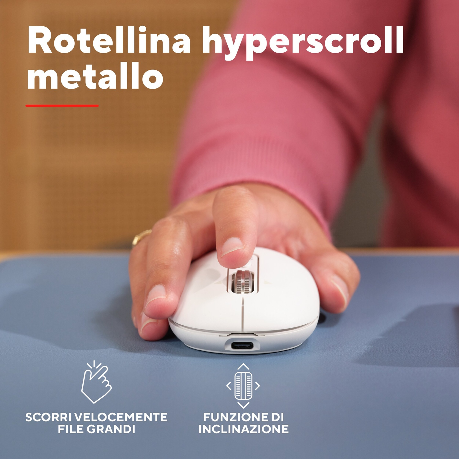 Mouse bianco con rotella metallica, tenuto da una mano. Icone mostrano scorrimento e inclinazione.