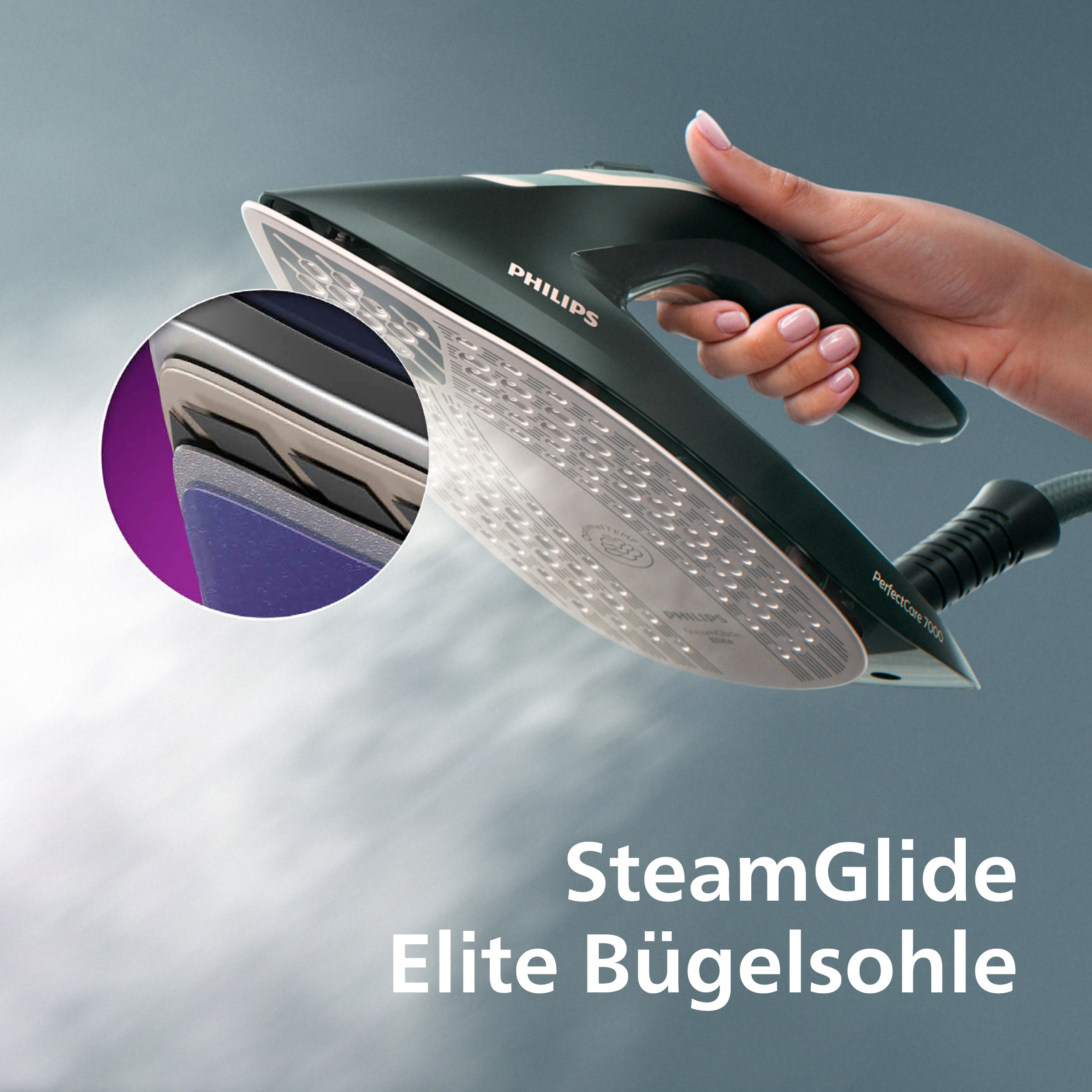 Hand hält dunkles Bügeleisen mit SteamGlide Elite Sohle, Dampf steigt auf.