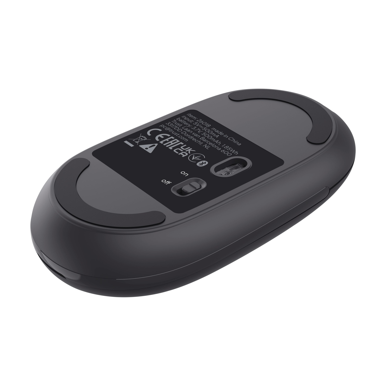 Parte inferiore di un mouse nero per computer con etichette e interruttore.