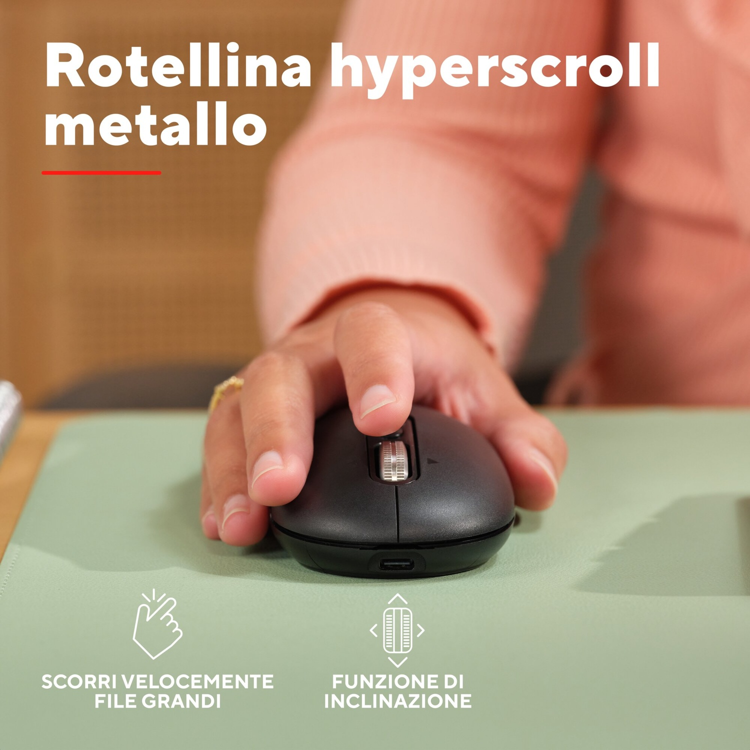 Una mano manovra un mouse nero su un tappetino verde chiaro. Testo e icone visibili.